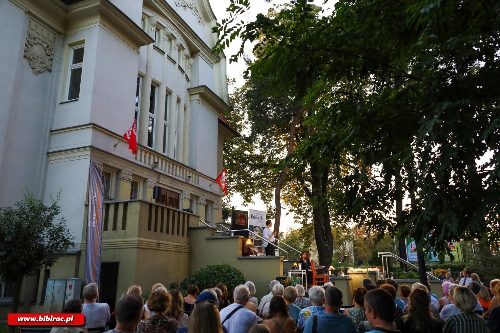 Zdjęcie w galerii na portalu naszraciborz.pl: Artyści chodzą nago – Teatr Wodzisławskiej Ulicy wystąpił w Bibliotece wiadomości z regionu