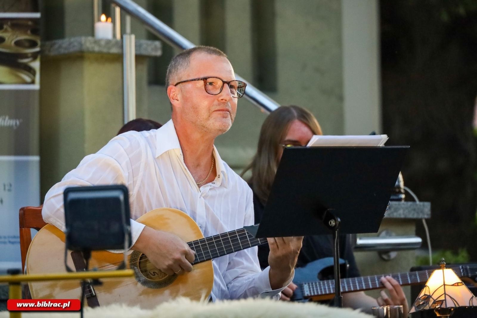 Zdjęcie w galerii na portalu naszraciborz.pl: Artyści chodzą nago – Teatr Wodzisławskiej Ulicy wystąpił w Bibliotece wiadomości z regionu