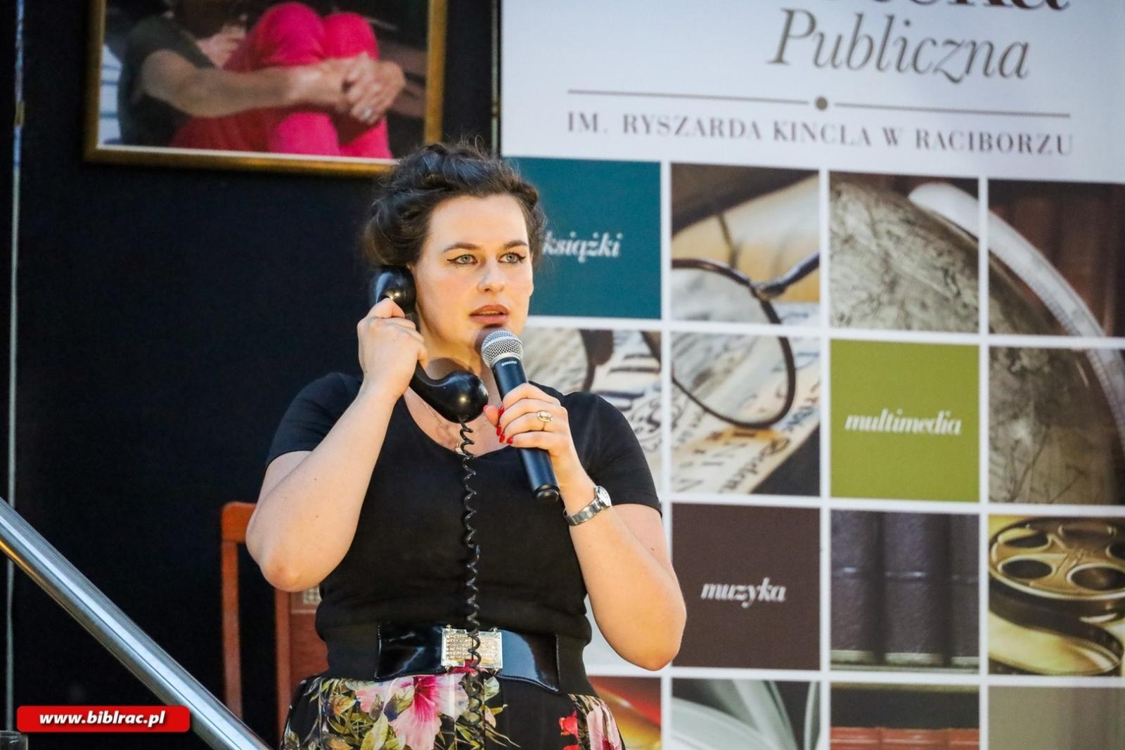 Zdjęcie w galerii na portalu naszraciborz.pl: Artyści chodzą nago – Teatr Wodzisławskiej Ulicy wystąpił w Bibliotece wiadomości z regionu