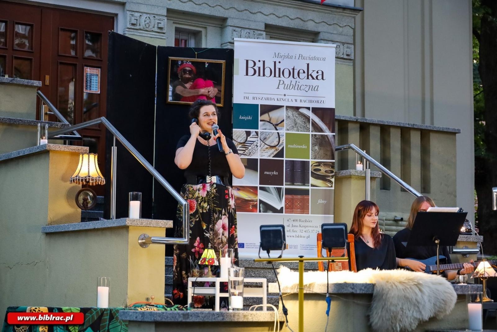 Zdjęcie w galerii na portalu naszraciborz.pl: Artyści chodzą nago – Teatr Wodzisławskiej Ulicy wystąpił w Bibliotece wiadomości z regionu