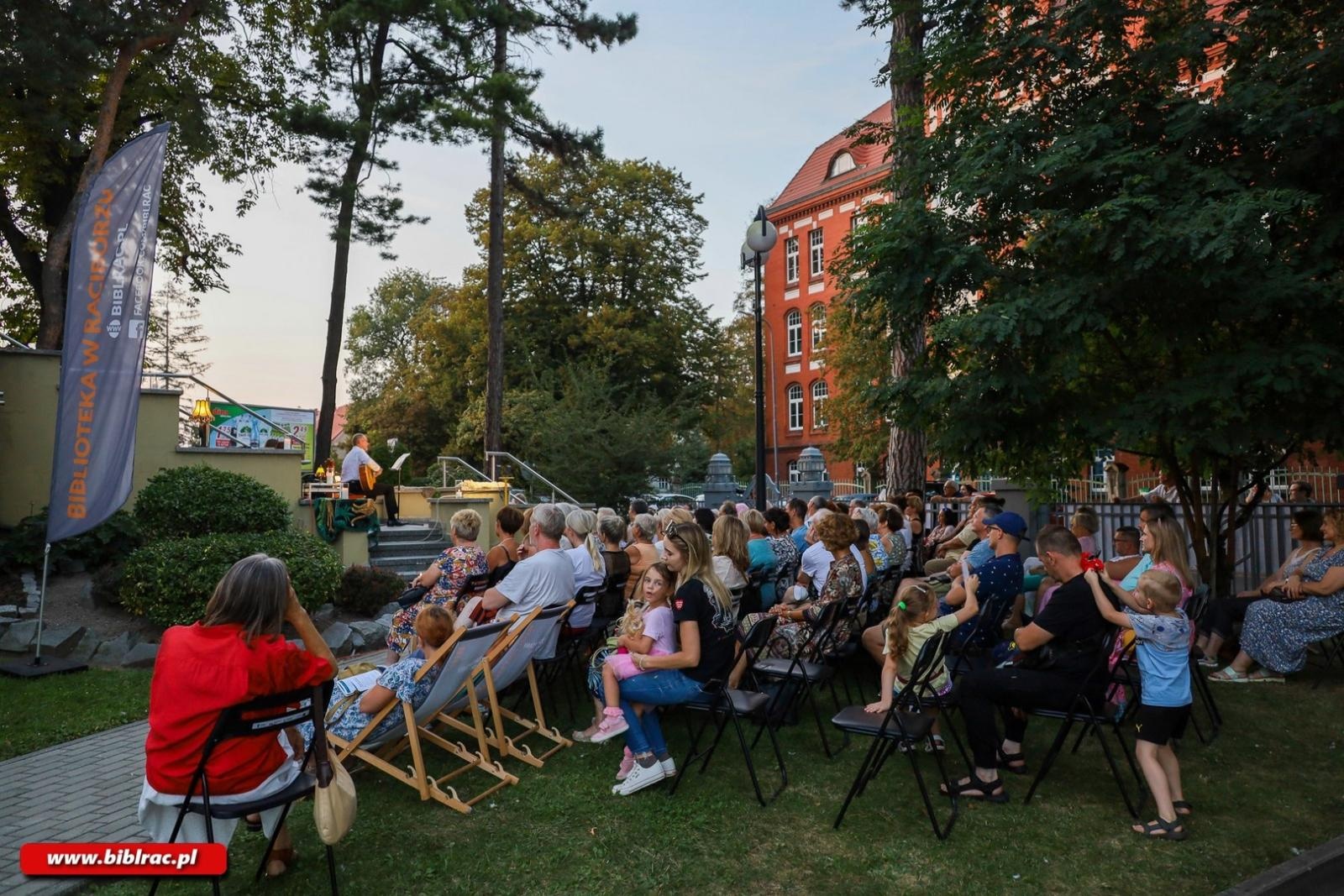 Zdjęcie w galerii na portalu naszraciborz.pl: Artyści chodzą nago – Teatr Wodzisławskiej Ulicy wystąpił w Bibliotece wiadomości z regionu