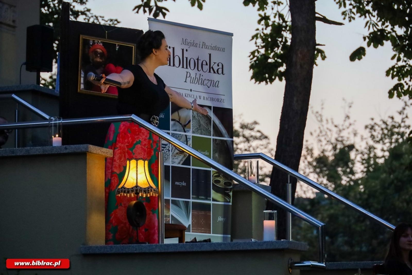 Zdjęcie w galerii na portalu naszraciborz.pl: Artyści chodzą nago – Teatr Wodzisławskiej Ulicy wystąpił w Bibliotece wiadomości z regionu