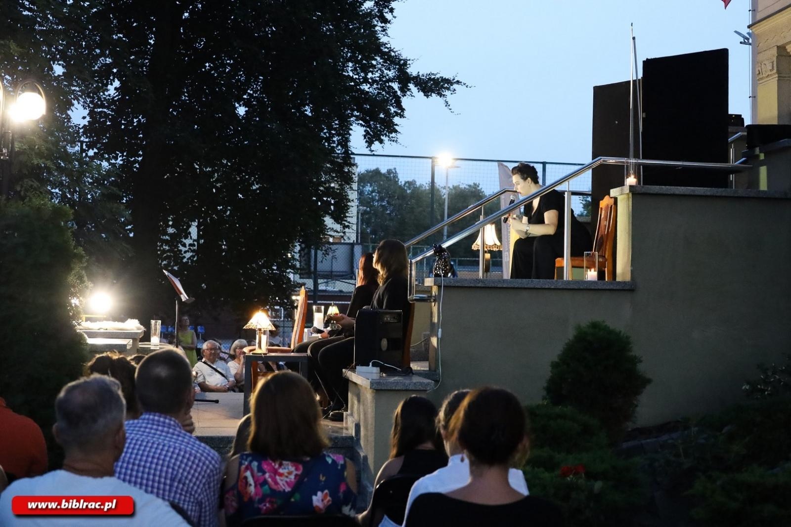 Zdjęcie w galerii na portalu naszraciborz.pl: Artyści chodzą nago – Teatr Wodzisławskiej Ulicy wystąpił w Bibliotece wiadomości z regionu