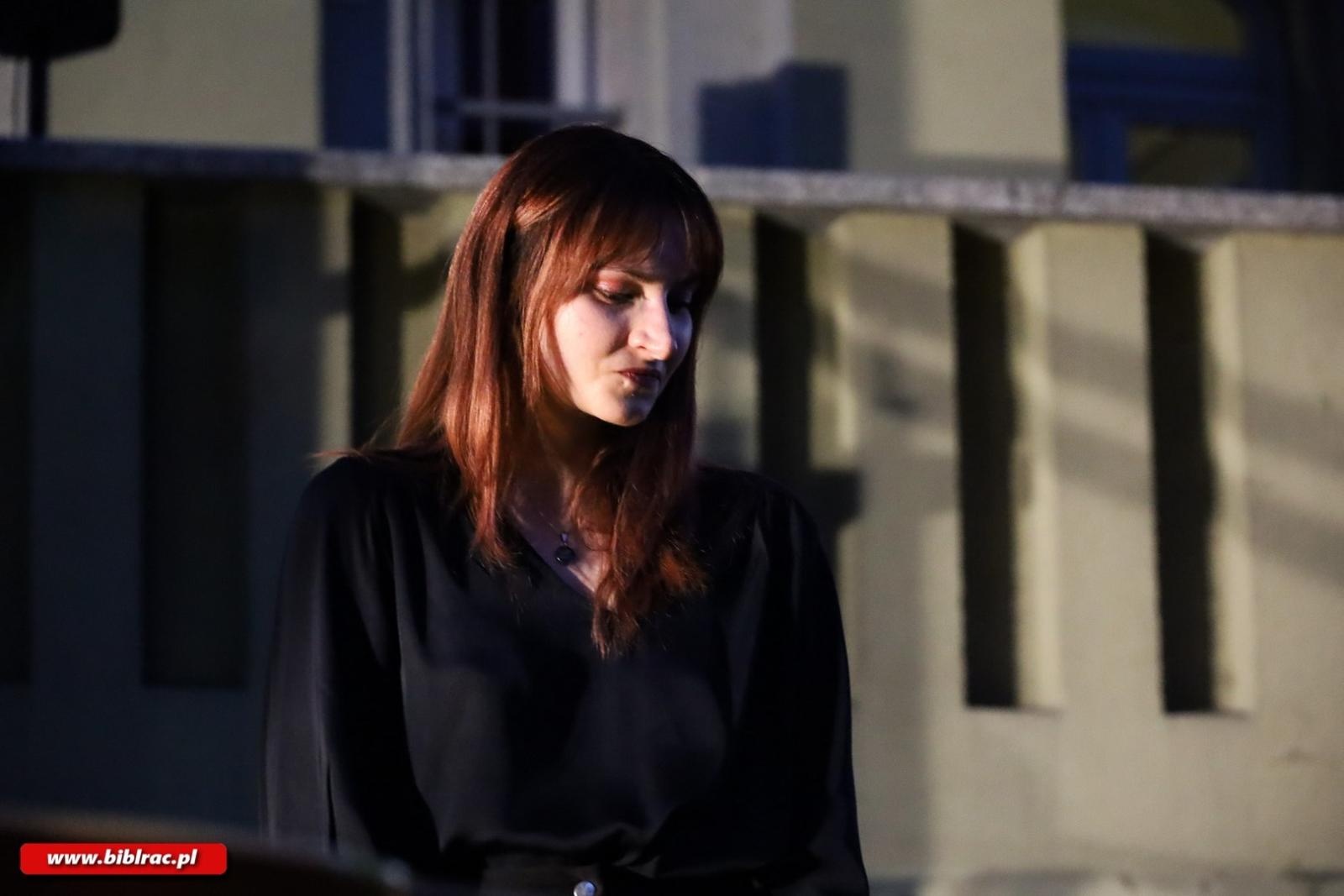 Zdjęcie w galerii na portalu naszraciborz.pl: Artyści chodzą nago – Teatr Wodzisławskiej Ulicy wystąpił w Bibliotece wiadomości z regionu