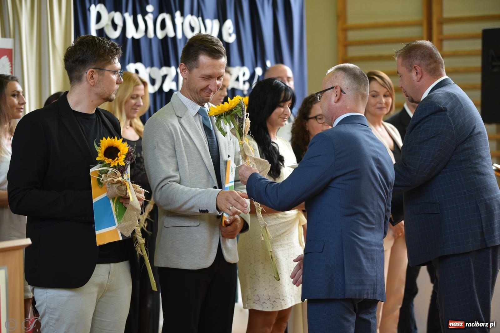 Zdjęcie w galerii na portalu naszraciborz.pl: Po wakacjach zostało tylko wspomnienie. Powiatowa Inauguracja Roku Szkolnego w Ekonomiku [FOTO i WIDEO] wiadomości z regionu