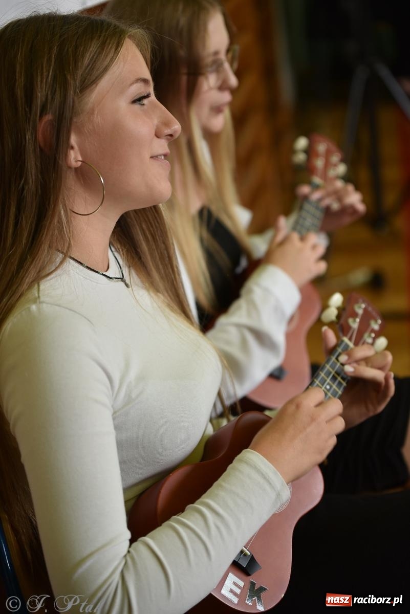 Zdjęcie w galerii na portalu naszraciborz.pl: Po wakacjach zostało tylko wspomnienie. Powiatowa Inauguracja Roku Szkolnego w Ekonomiku [FOTO i WIDEO] wiadomości z regionu