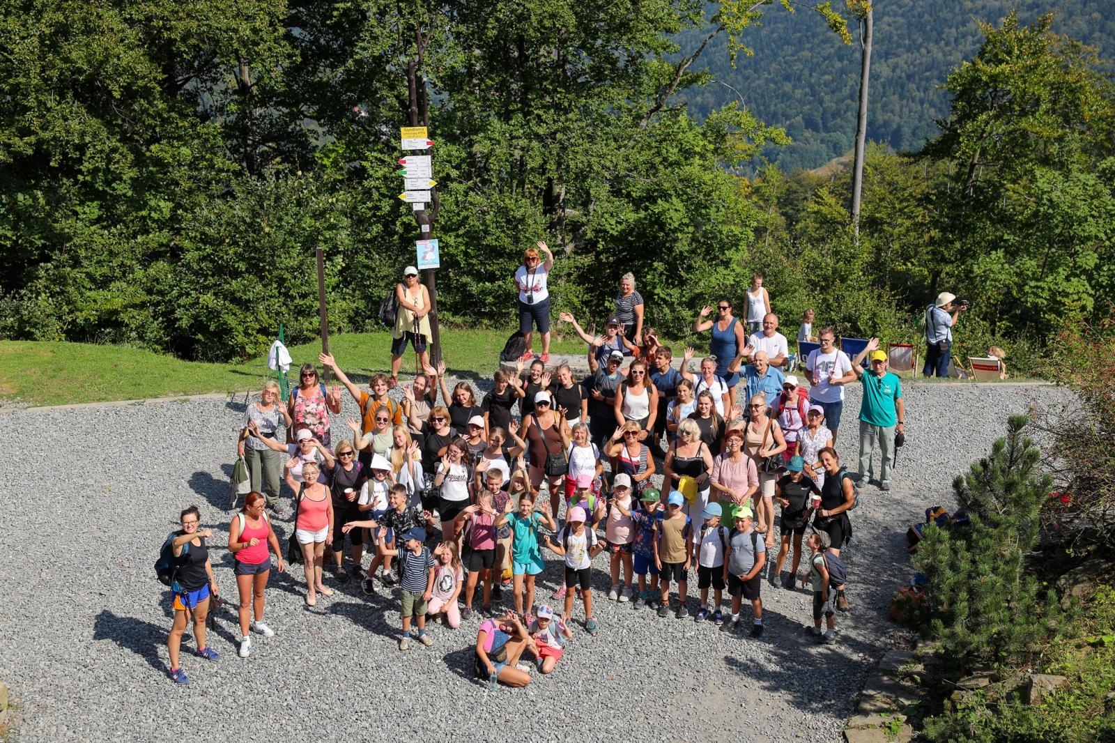Zdjęcie w galerii na portalu naszraciborz.pl: Zespoły folklorystyczne z Raciborza i czeskiej Opawy na wspólnej wycieczce w Beskidzie Śląskim wiadomości z regionu