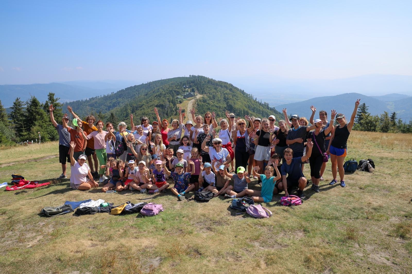 Zdjęcie w galerii na portalu naszraciborz.pl: Zespoły folklorystyczne z Raciborza i czeskiej Opawy na wspólnej wycieczce w Beskidzie Śląskim wiadomości z regionu