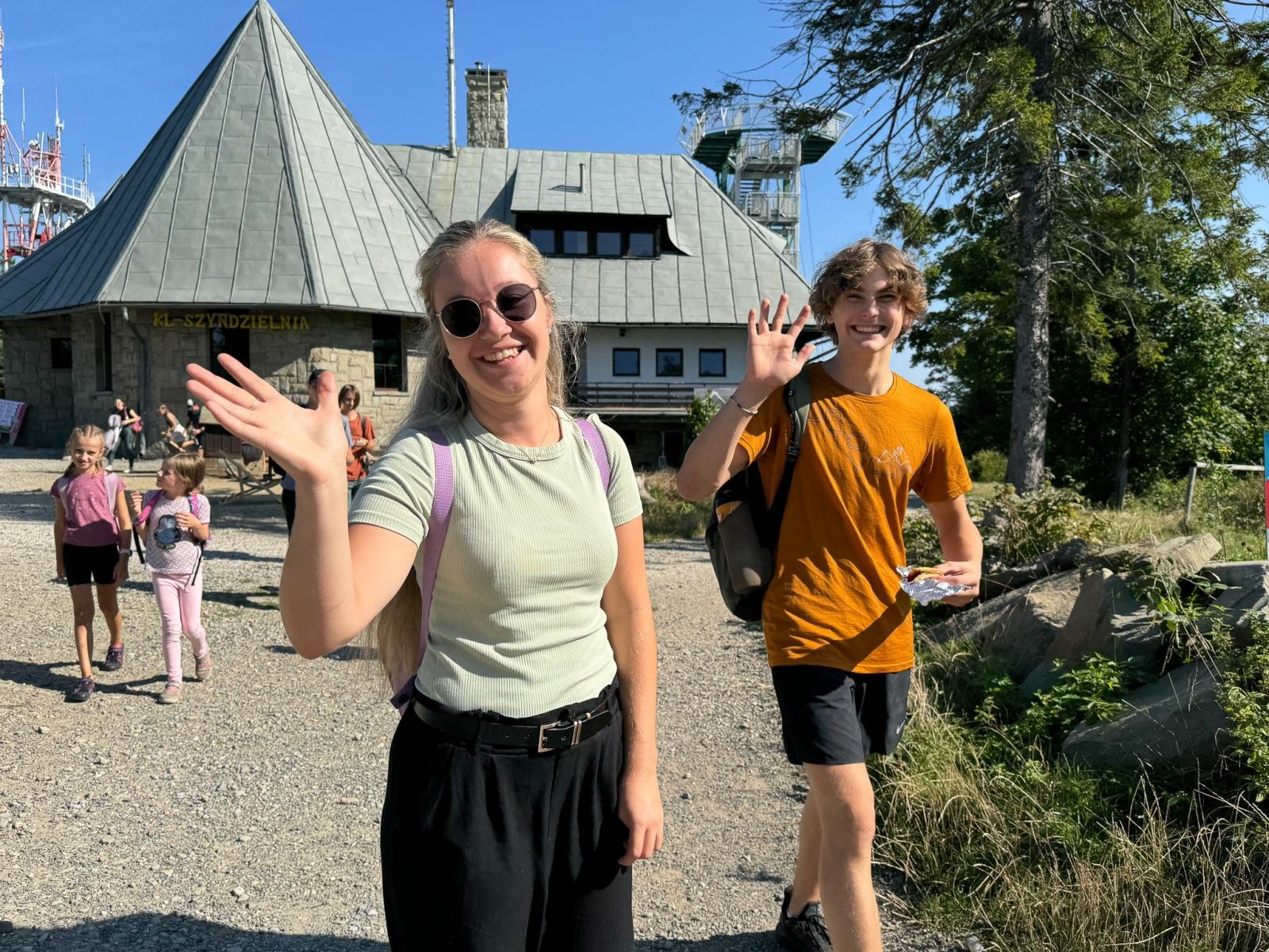 Zdjęcie w galerii na portalu naszraciborz.pl: Zespoły folklorystyczne z Raciborza i czeskiej Opawy na wspólnej wycieczce w Beskidzie Śląskim wiadomości z regionu