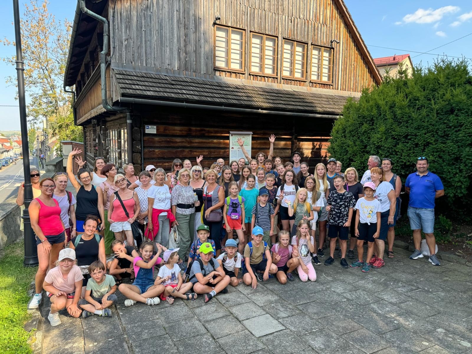 Zdjęcie w galerii na portalu naszraciborz.pl: Zespoły folklorystyczne z Raciborza i czeskiej Opawy na wspólnej wycieczce w Beskidzie Śląskim wiadomości z regionu