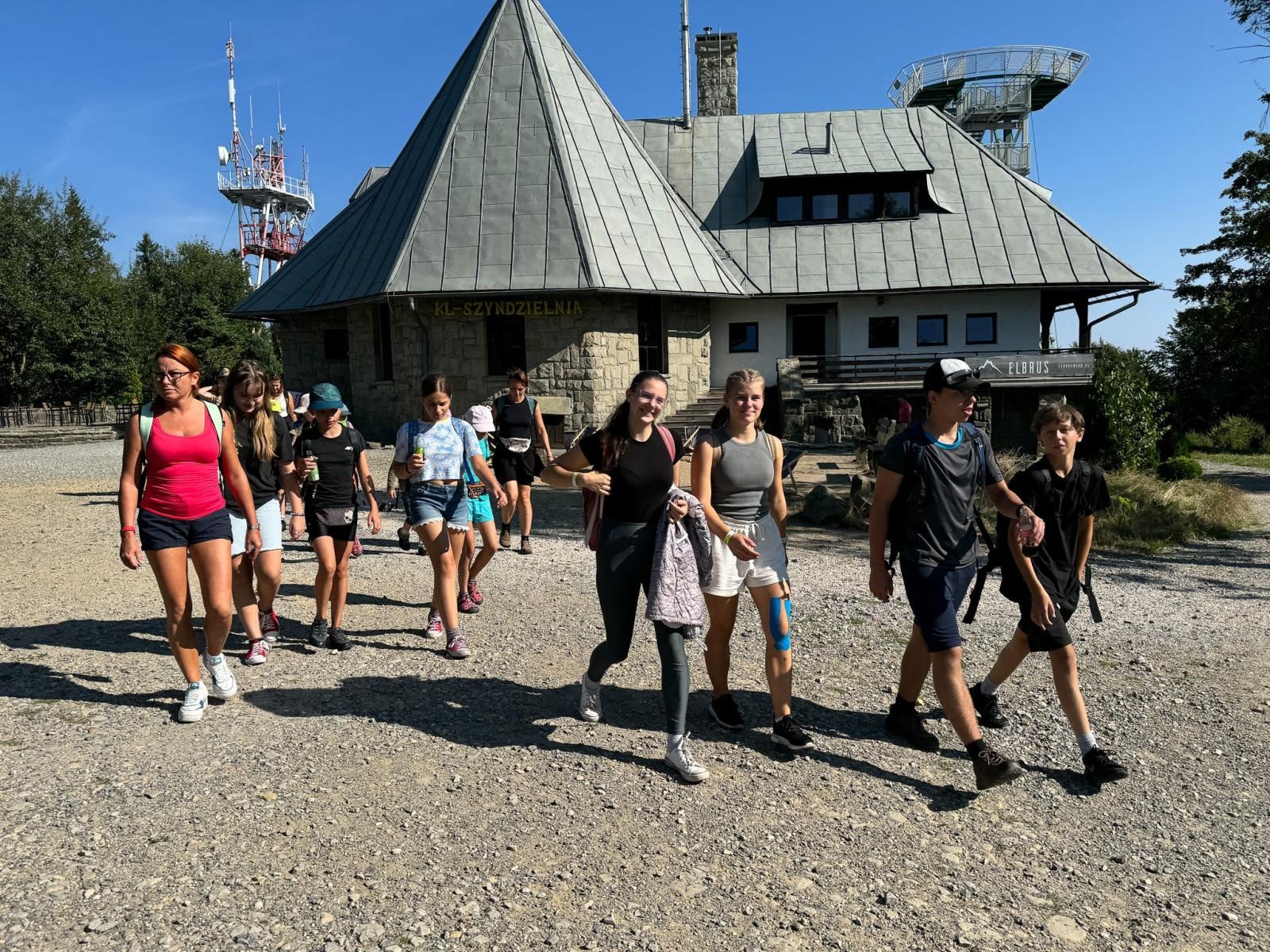 Zdjęcie w galerii na portalu naszraciborz.pl: Zespoły folklorystyczne z Raciborza i czeskiej Opawy na wspólnej wycieczce w Beskidzie Śląskim wiadomości z regionu