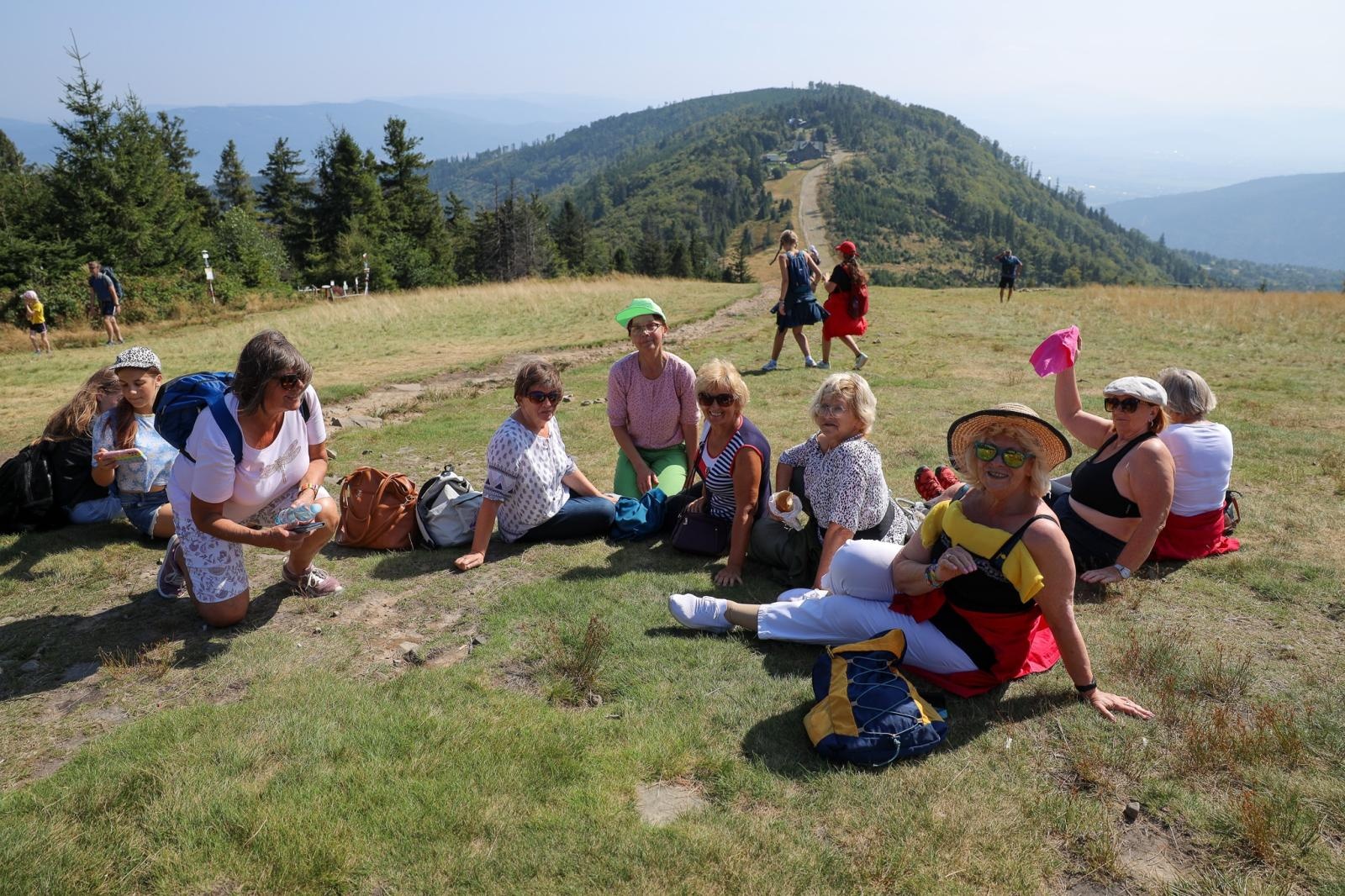 Zdjęcie w galerii na portalu naszraciborz.pl: Zespoły folklorystyczne z Raciborza i czeskiej Opawy na wspólnej wycieczce w Beskidzie Śląskim wiadomości z regionu