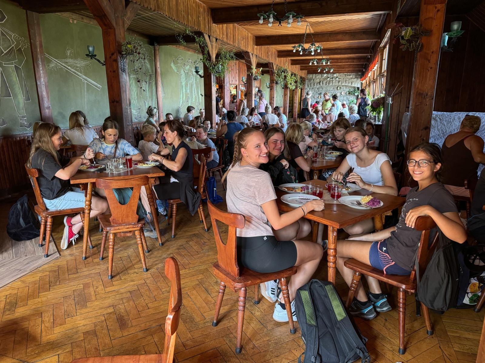 Zdjęcie w galerii na portalu naszraciborz.pl: Zespoły folklorystyczne z Raciborza i czeskiej Opawy na wspólnej wycieczce w Beskidzie Śląskim wiadomości z regionu