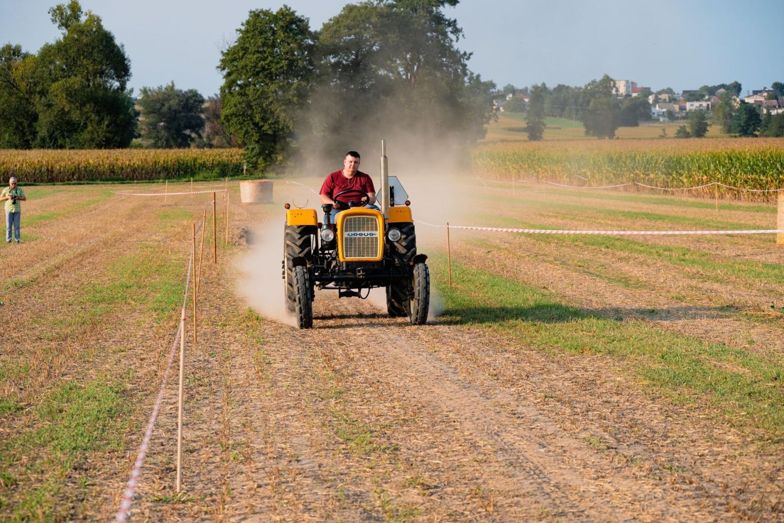 Zdjęcie w galerii na portalu naszraciborz.pl: Zmagania rolniczych potworów w Bolesławiu! Traktory na start podczas dożynek gminnych wiadomości z regionu