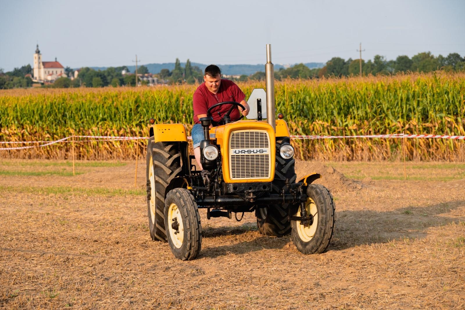 Zdjęcie w galerii na portalu naszraciborz.pl: Zmagania rolniczych potworów w Bolesławiu! Traktory na start podczas dożynek gminnych wiadomości z regionu