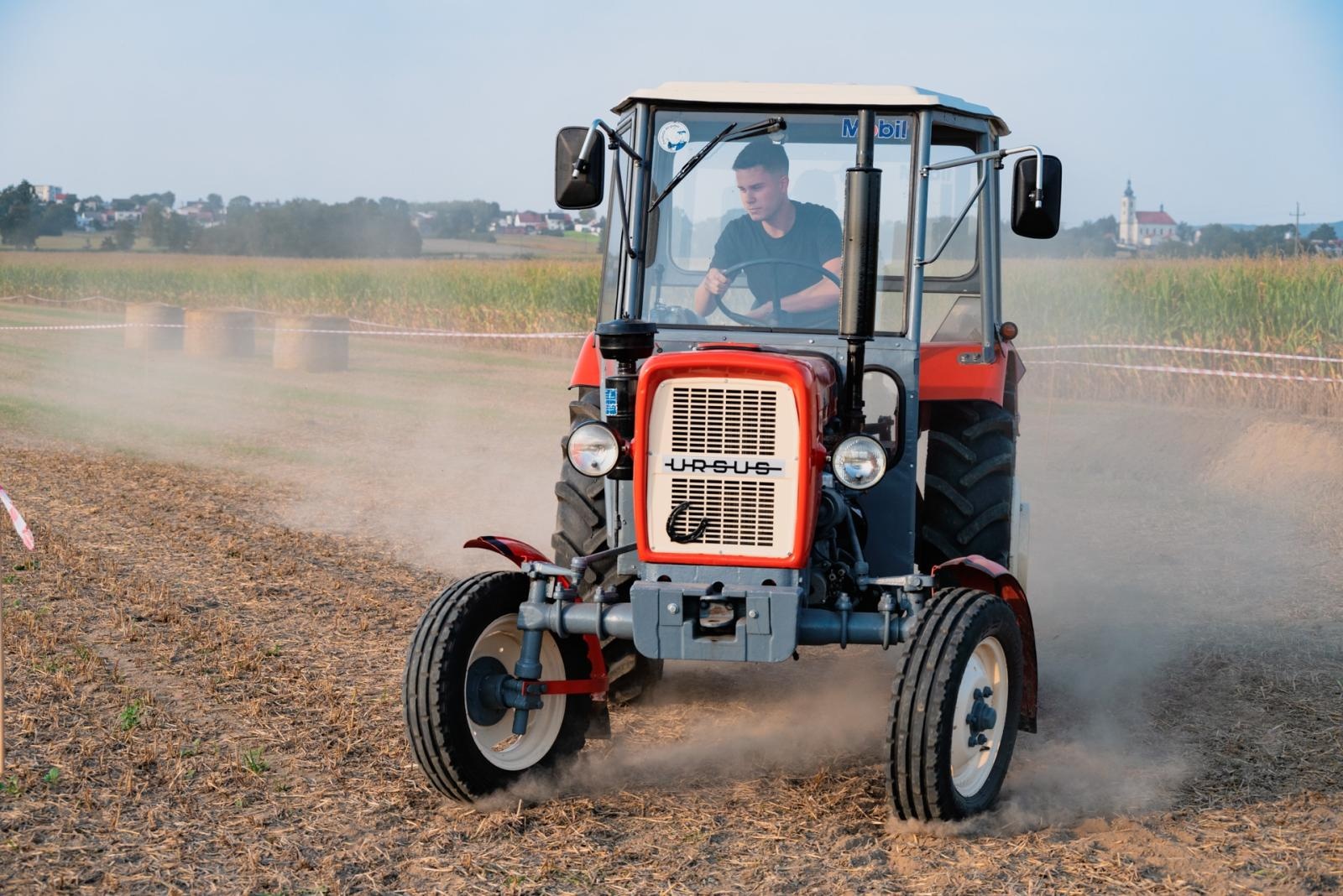 Zdjęcie w galerii na portalu naszraciborz.pl: Zmagania rolniczych potworów w Bolesławiu! Traktory na start podczas dożynek gminnych wiadomości z regionu