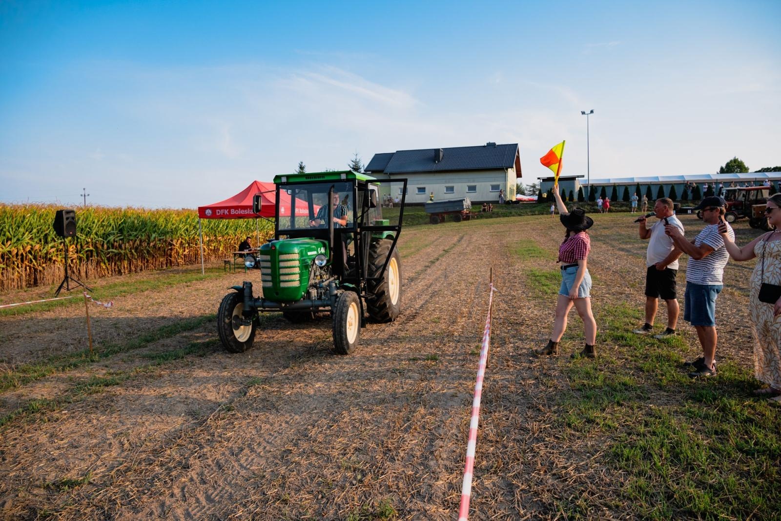 Zdjęcie w galerii na portalu naszraciborz.pl: Zmagania rolniczych potworów w Bolesławiu! Traktory na start podczas dożynek gminnych wiadomości z regionu