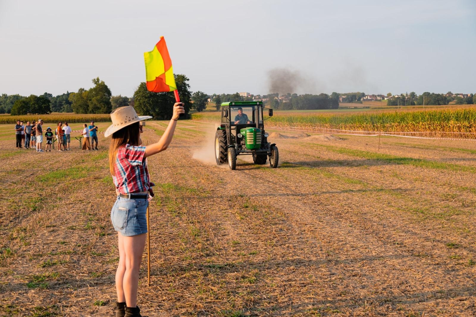 Zdjęcie w galerii na portalu naszraciborz.pl: Zmagania rolniczych potworów w Bolesławiu! Traktory na start podczas dożynek gminnych wiadomości z regionu