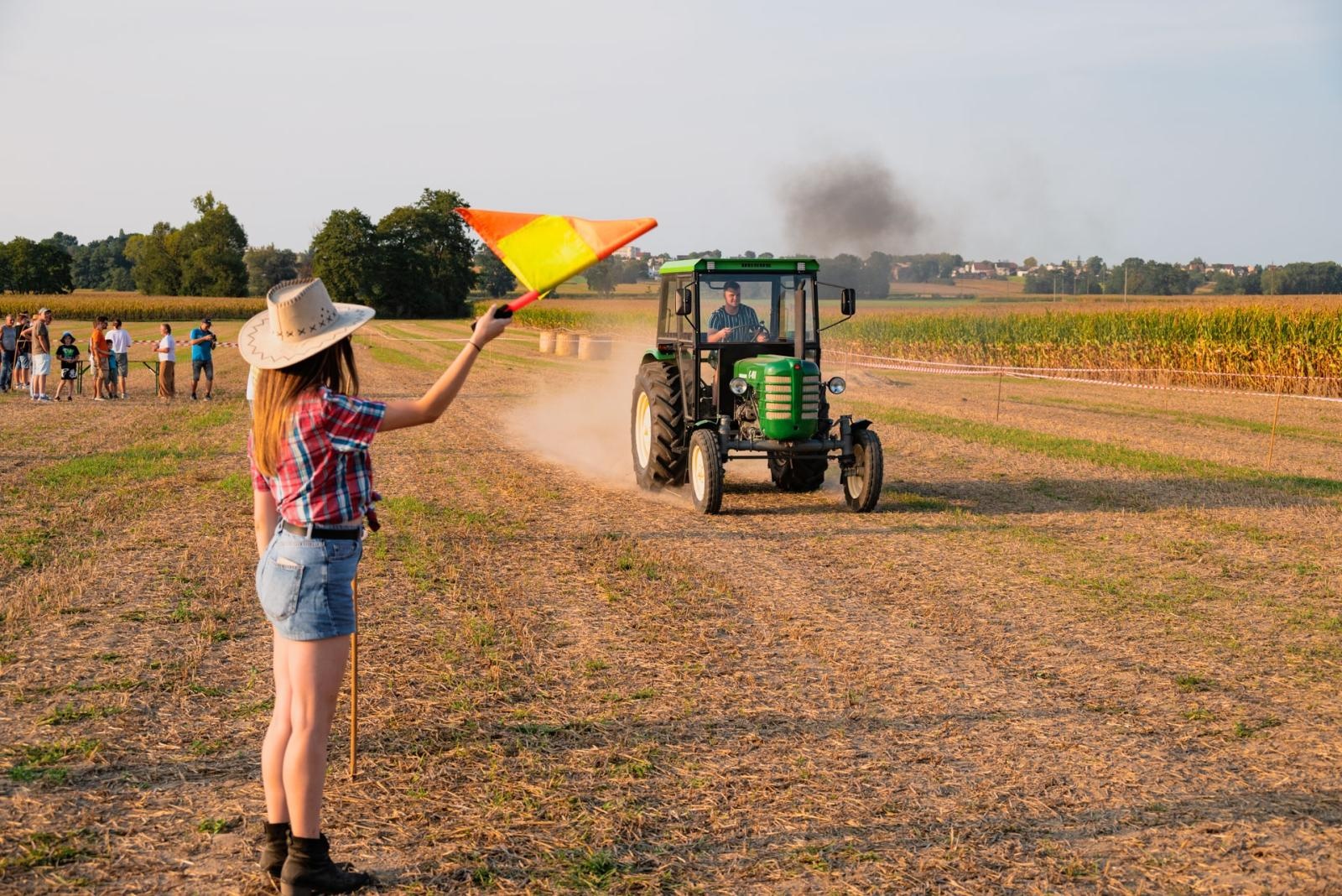 Zdjęcie w galerii na portalu naszraciborz.pl: Zmagania rolniczych potworów w Bolesławiu! Traktory na start podczas dożynek gminnych wiadomości z regionu