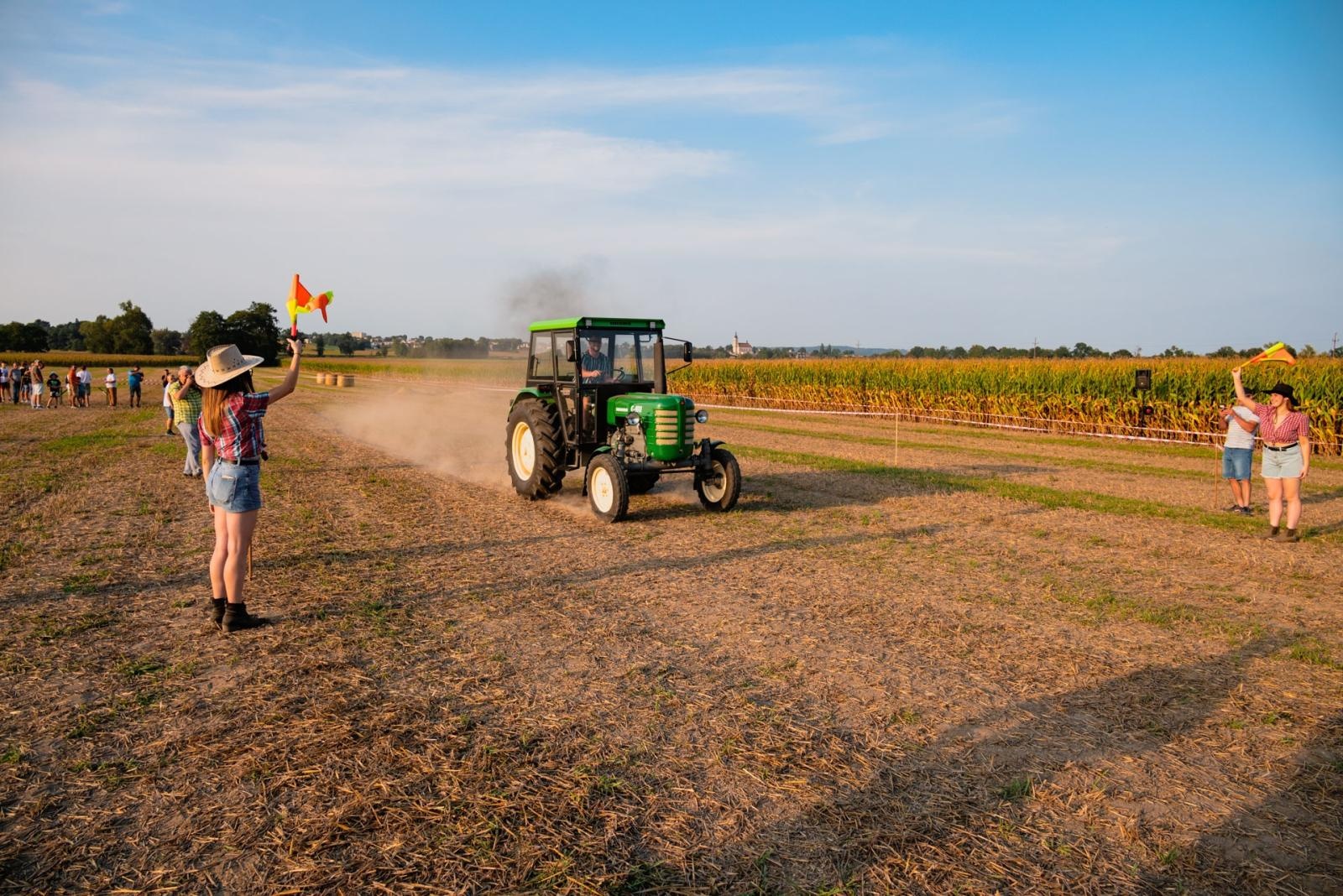 Zdjęcie w galerii na portalu naszraciborz.pl: Zmagania rolniczych potworów w Bolesławiu! Traktory na start podczas dożynek gminnych wiadomości z regionu