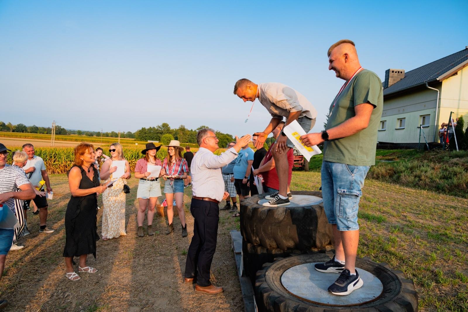 Zdjęcie w galerii na portalu naszraciborz.pl: Zmagania rolniczych potworów w Bolesławiu! Traktory na start podczas dożynek gminnych wiadomości z regionu
