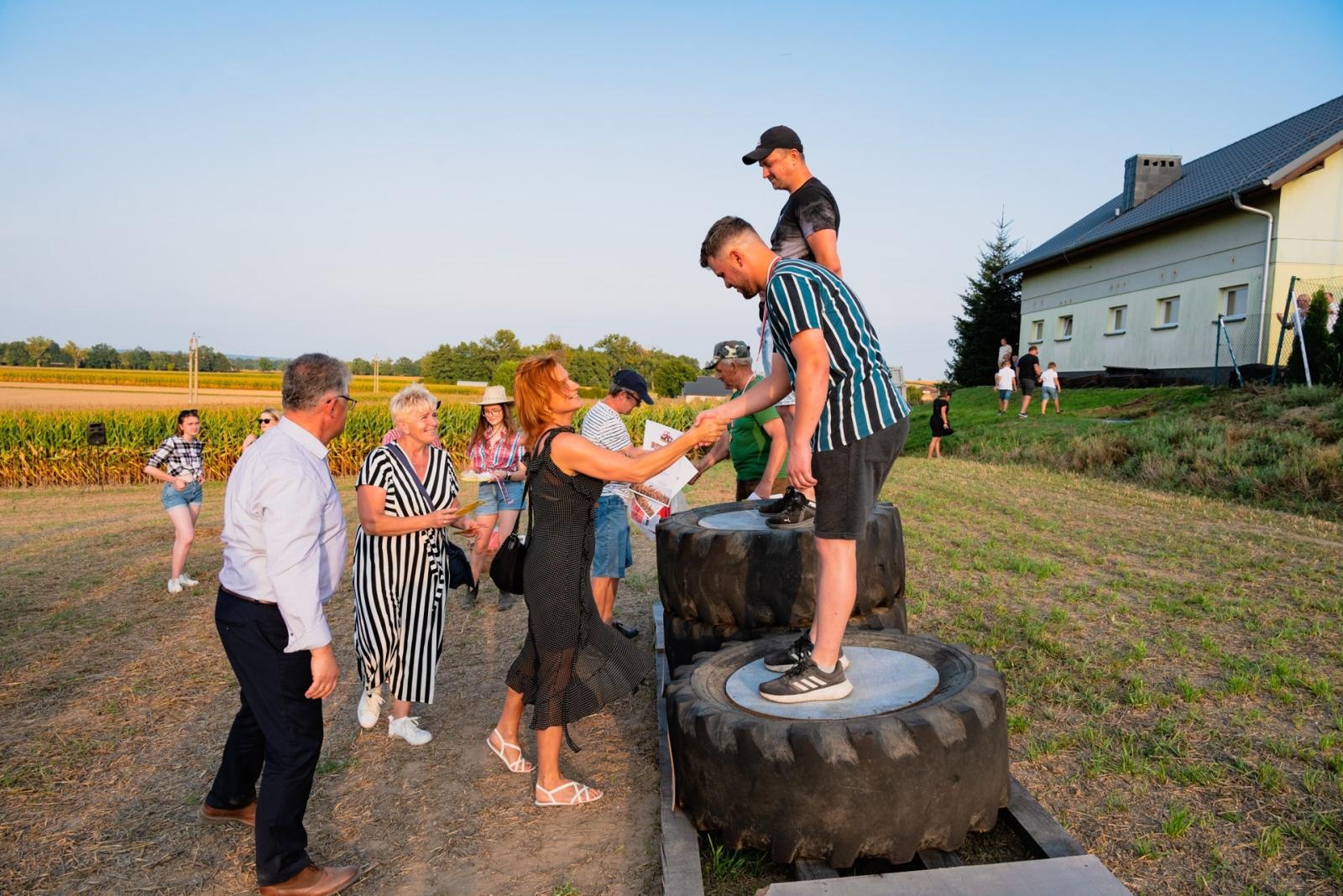 Zdjęcie w galerii na portalu naszraciborz.pl: Zmagania rolniczych potworów w Bolesławiu! Traktory na start podczas dożynek gminnych wiadomości z regionu
