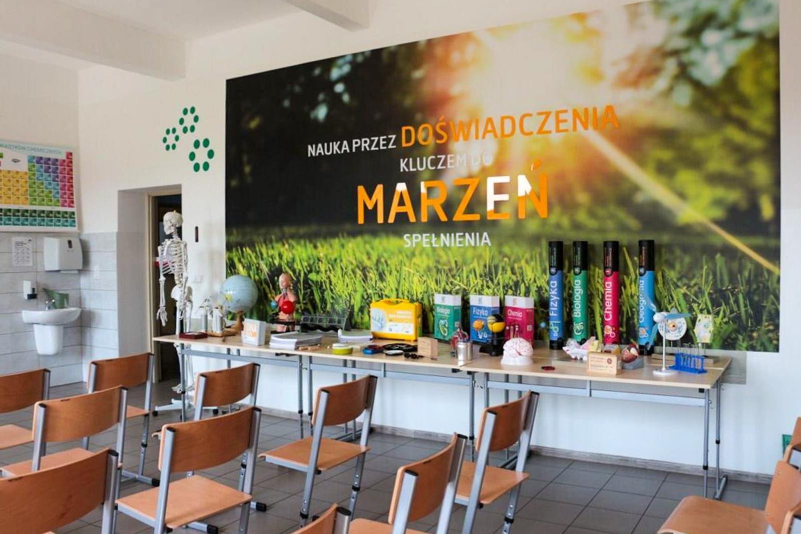 Zdjęcie w galerii na portalu naszraciborz.pl: Otwarcie Zielonej Pracowni w Szkole Podstawowej w Kobyli wiadomości z regionu