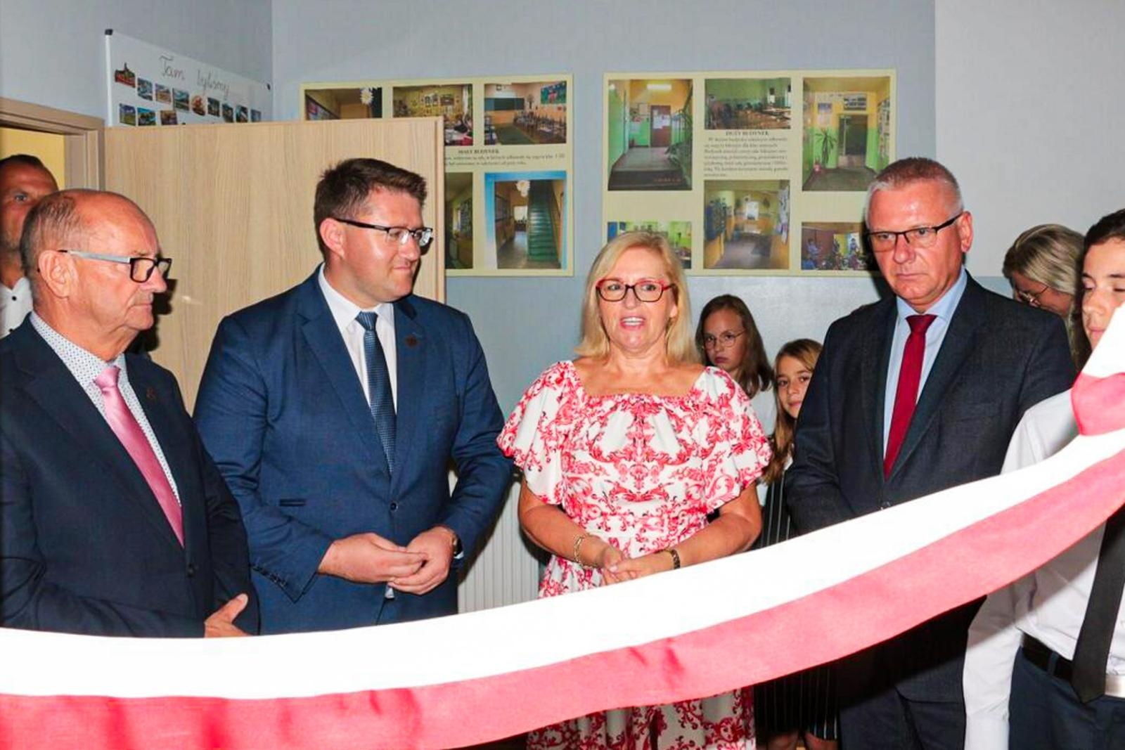 Zdjęcie w galerii na portalu naszraciborz.pl: Otwarcie Zielonej Pracowni w Szkole Podstawowej w Kobyli wiadomości z regionu