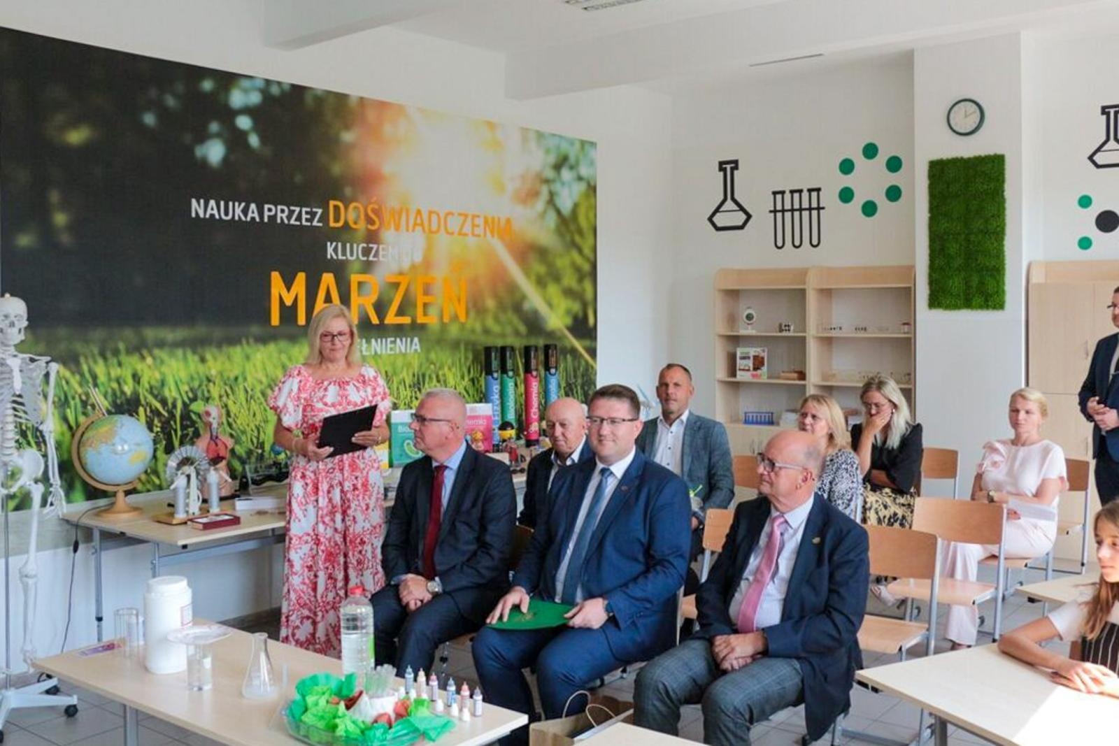 Zdjęcie w galerii na portalu naszraciborz.pl: Otwarcie Zielonej Pracowni w Szkole Podstawowej w Kobyli wiadomości z regionu