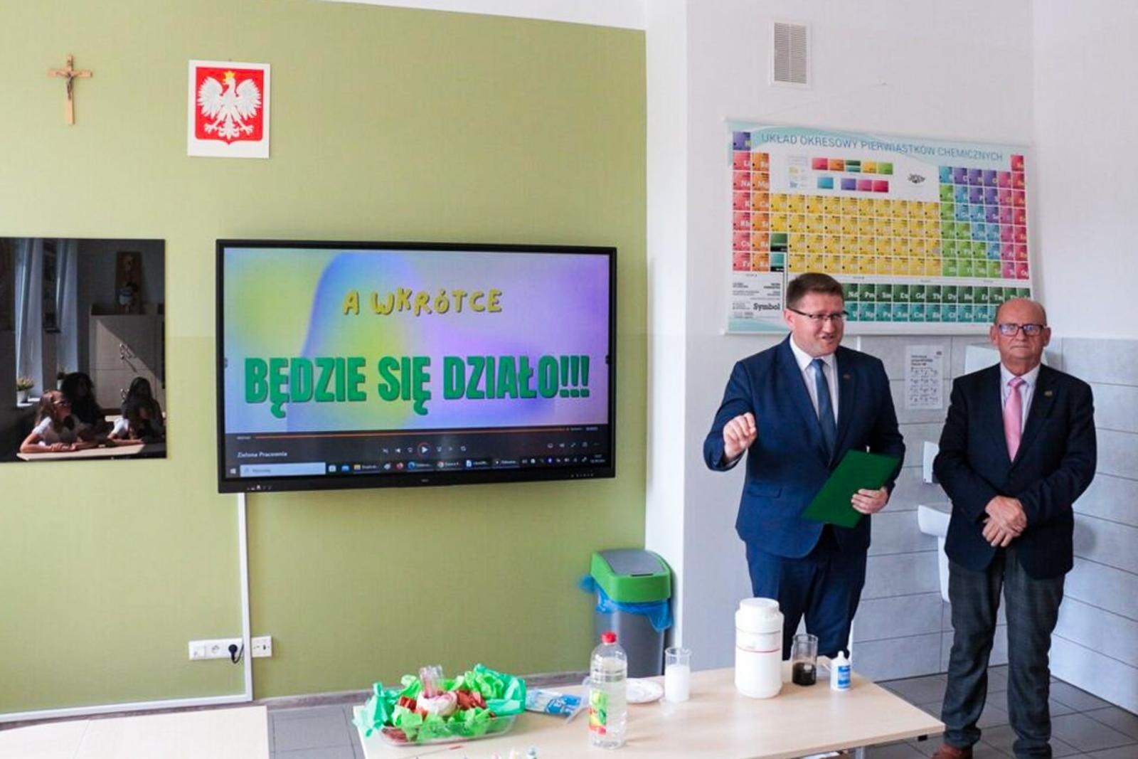 Zdjęcie w galerii na portalu naszraciborz.pl: Otwarcie Zielonej Pracowni w Szkole Podstawowej w Kobyli wiadomości z regionu