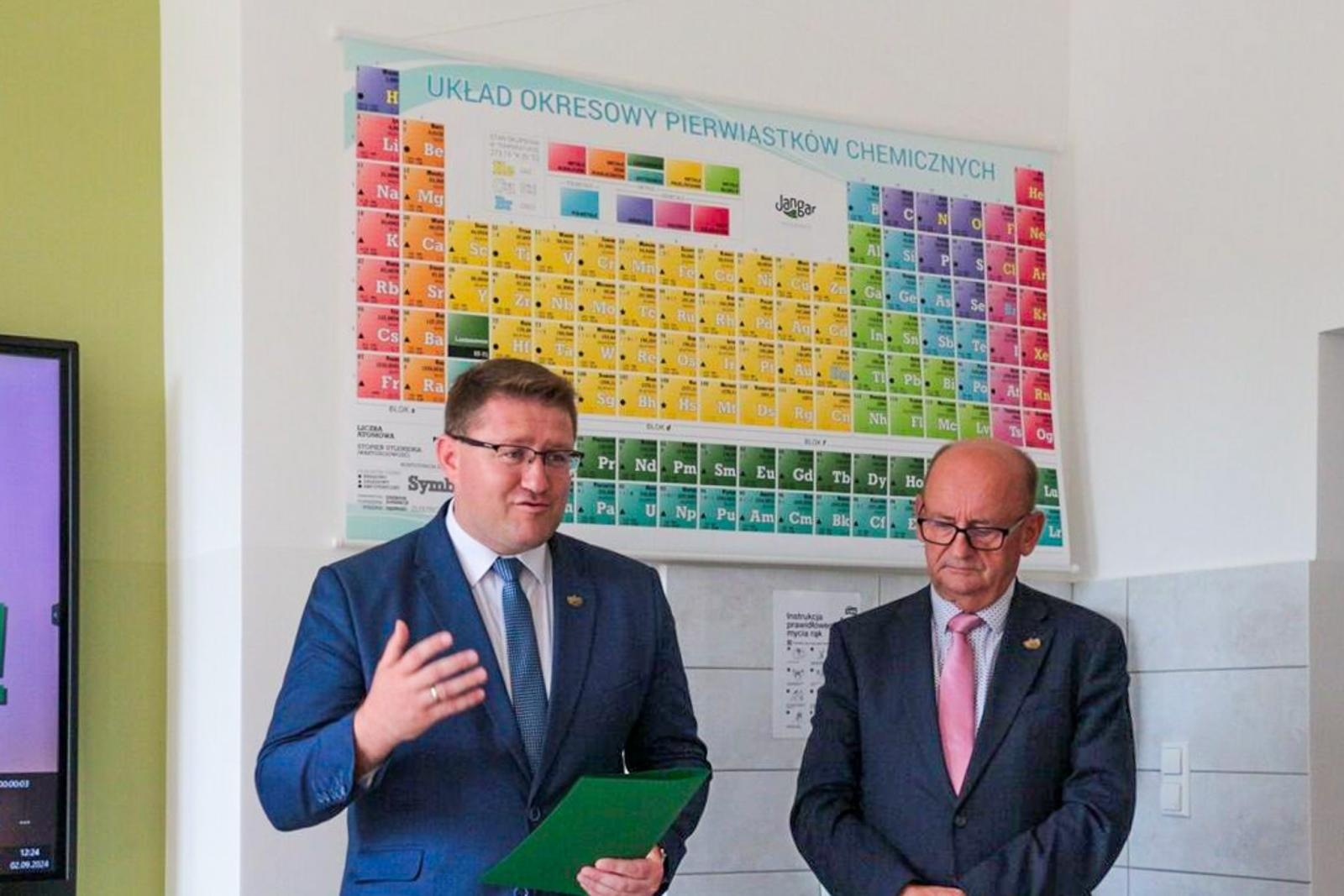 Zdjęcie w galerii na portalu naszraciborz.pl: Otwarcie Zielonej Pracowni w Szkole Podstawowej w Kobyli wiadomości z regionu