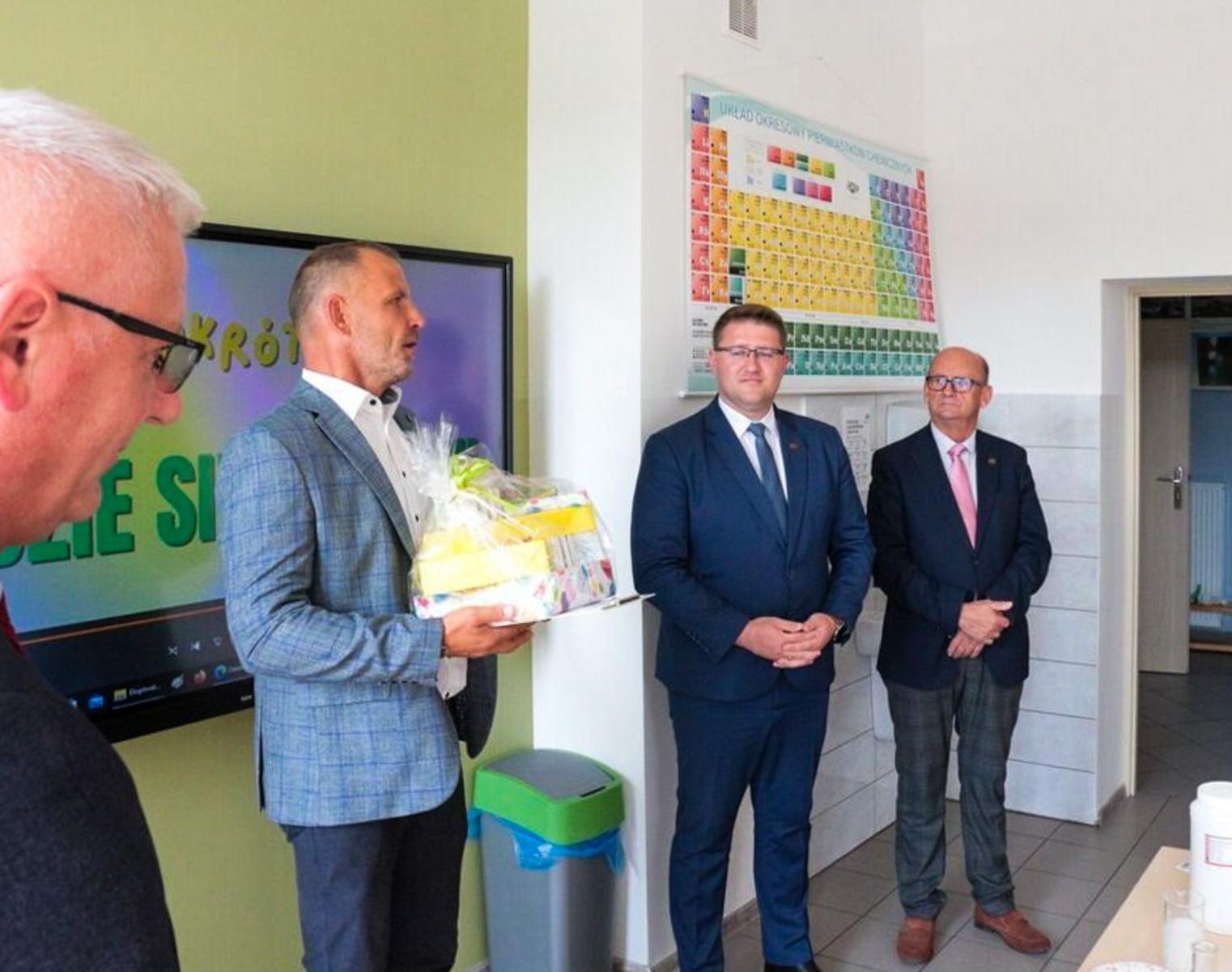 Zdjęcie w galerii na portalu naszraciborz.pl: Otwarcie Zielonej Pracowni w Szkole Podstawowej w Kobyli wiadomości z regionu