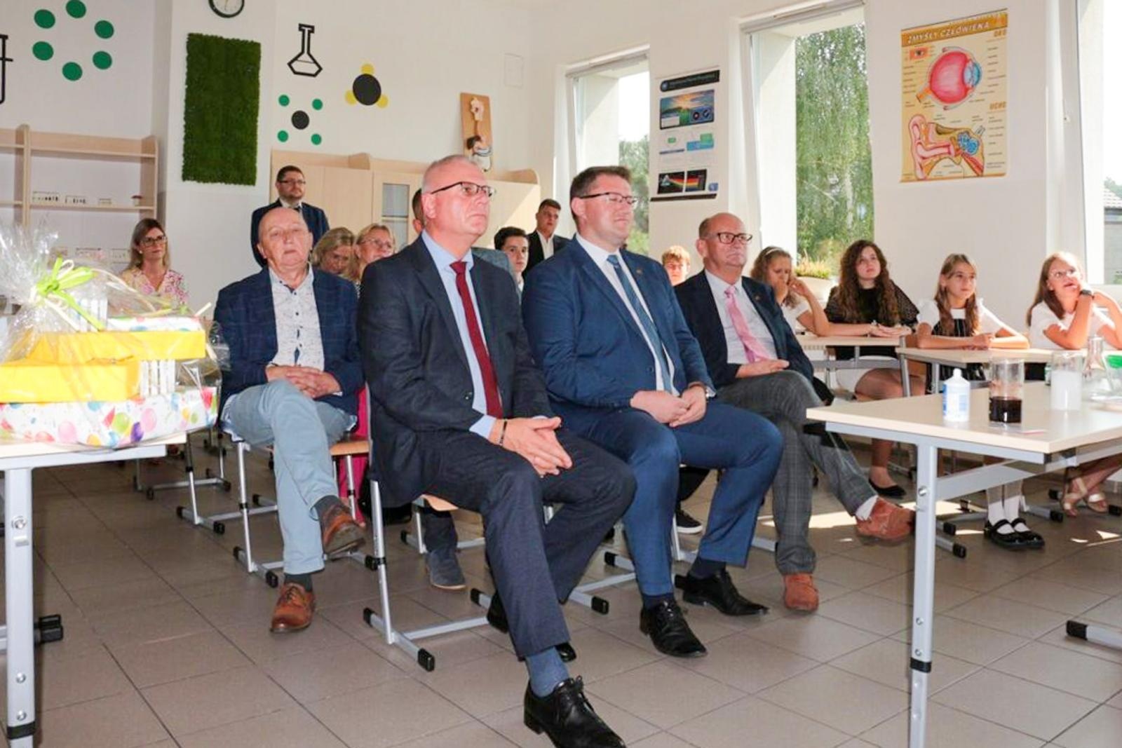 Zdjęcie w galerii na portalu naszraciborz.pl: Otwarcie Zielonej Pracowni w Szkole Podstawowej w Kobyli wiadomości z regionu