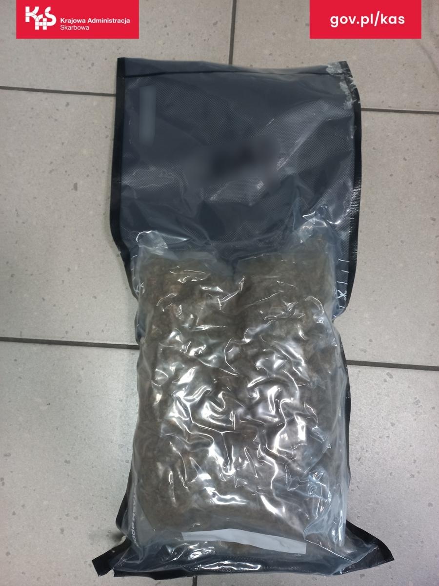 Zdjęcie w galerii na portalu naszraciborz.pl: Służby w sortowni. Marihuana zamiast kamizelki rowerowej wiadomości z regionu