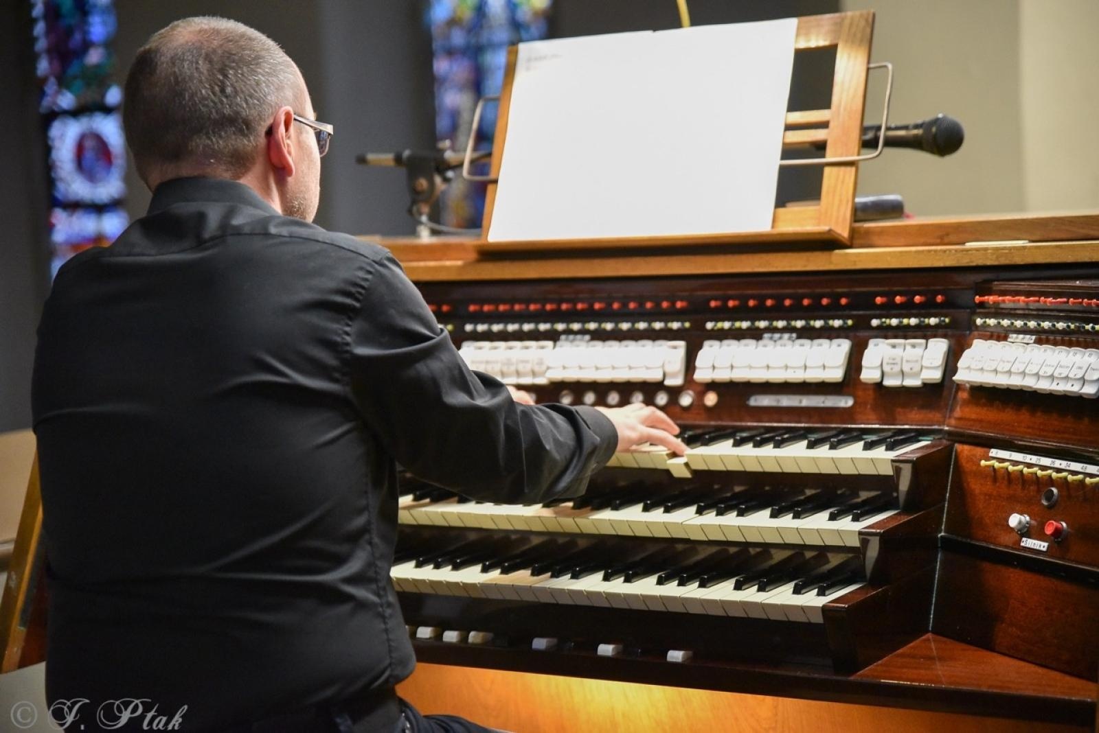 Zdjęcie w galerii na portalu naszraciborz.pl: Muzyka organowa i trąbka na XXXVII Dniach Muzyki Organowej i Kameralnej im. H. Klai – relacja z koncertu wiadomości z regionu