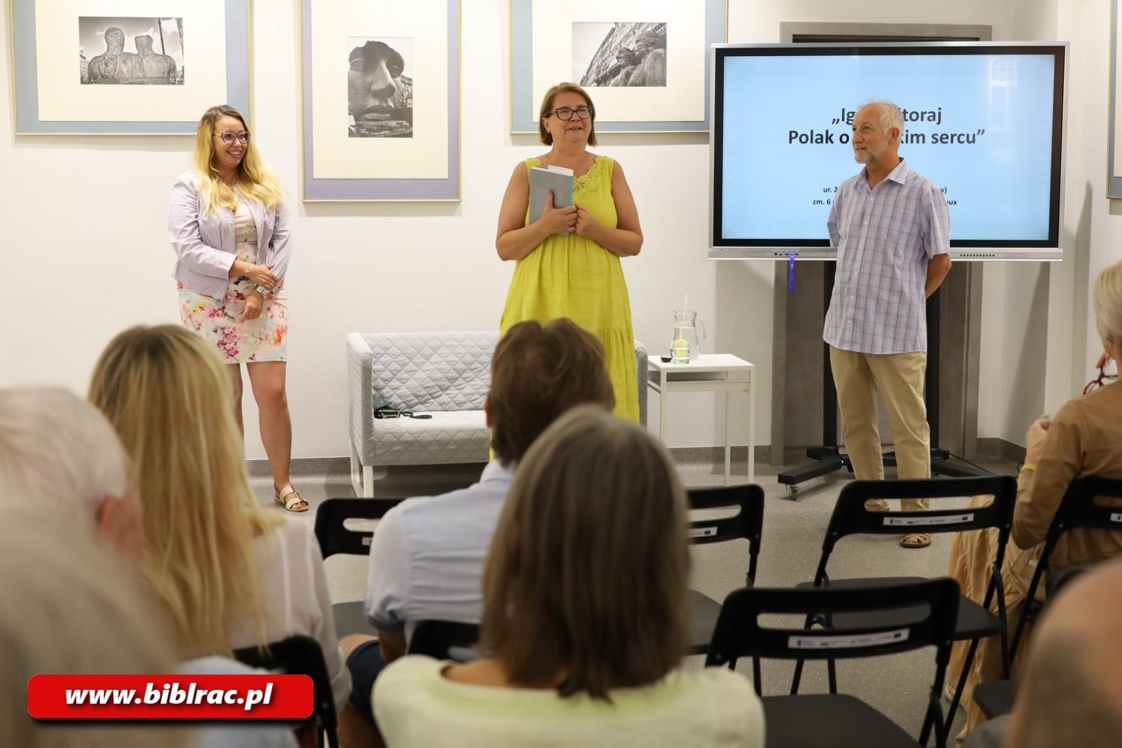 Zdjęcie w galerii na portalu naszraciborz.pl: Mitoraj w Krakowie… Mitoraj w Raciborzu. W bibliotece otwarto nową wystawę wiadomości z regionu