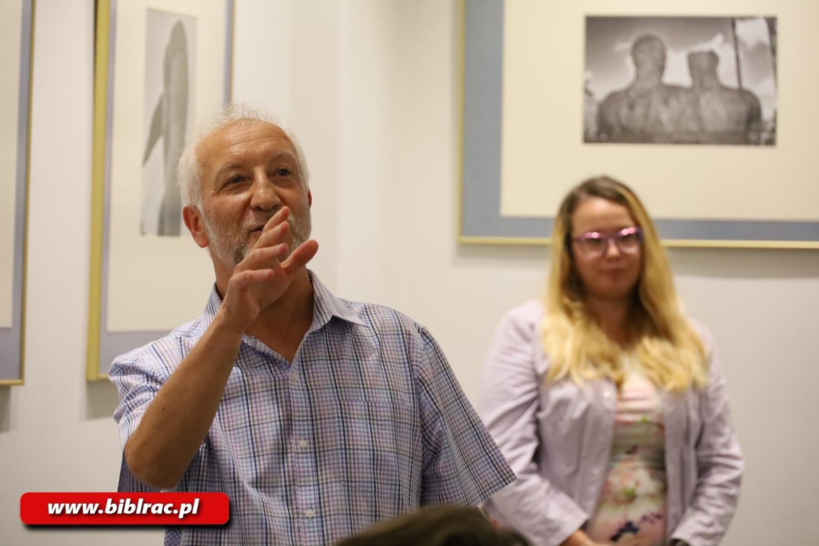 Zdjęcie w galerii na portalu naszraciborz.pl: Mitoraj w Krakowie… Mitoraj w Raciborzu. W bibliotece otwarto nową wystawę wiadomości z regionu