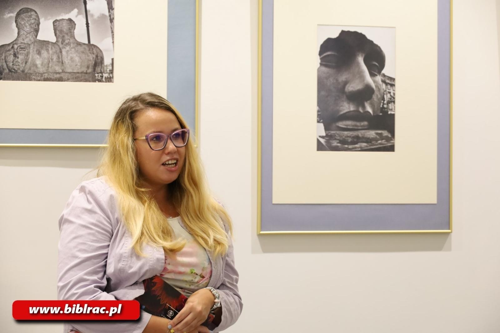 Zdjęcie w galerii na portalu naszraciborz.pl: Mitoraj w Krakowie… Mitoraj w Raciborzu. W bibliotece otwarto nową wystawę wiadomości z regionu