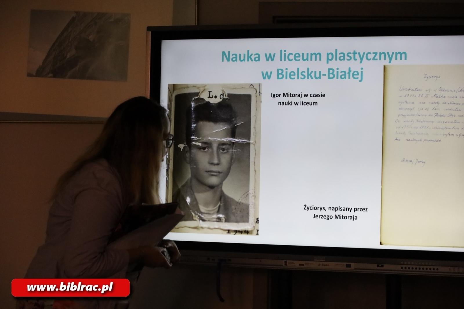 Zdjęcie w galerii na portalu naszraciborz.pl: Mitoraj w Krakowie… Mitoraj w Raciborzu. W bibliotece otwarto nową wystawę wiadomości z regionu