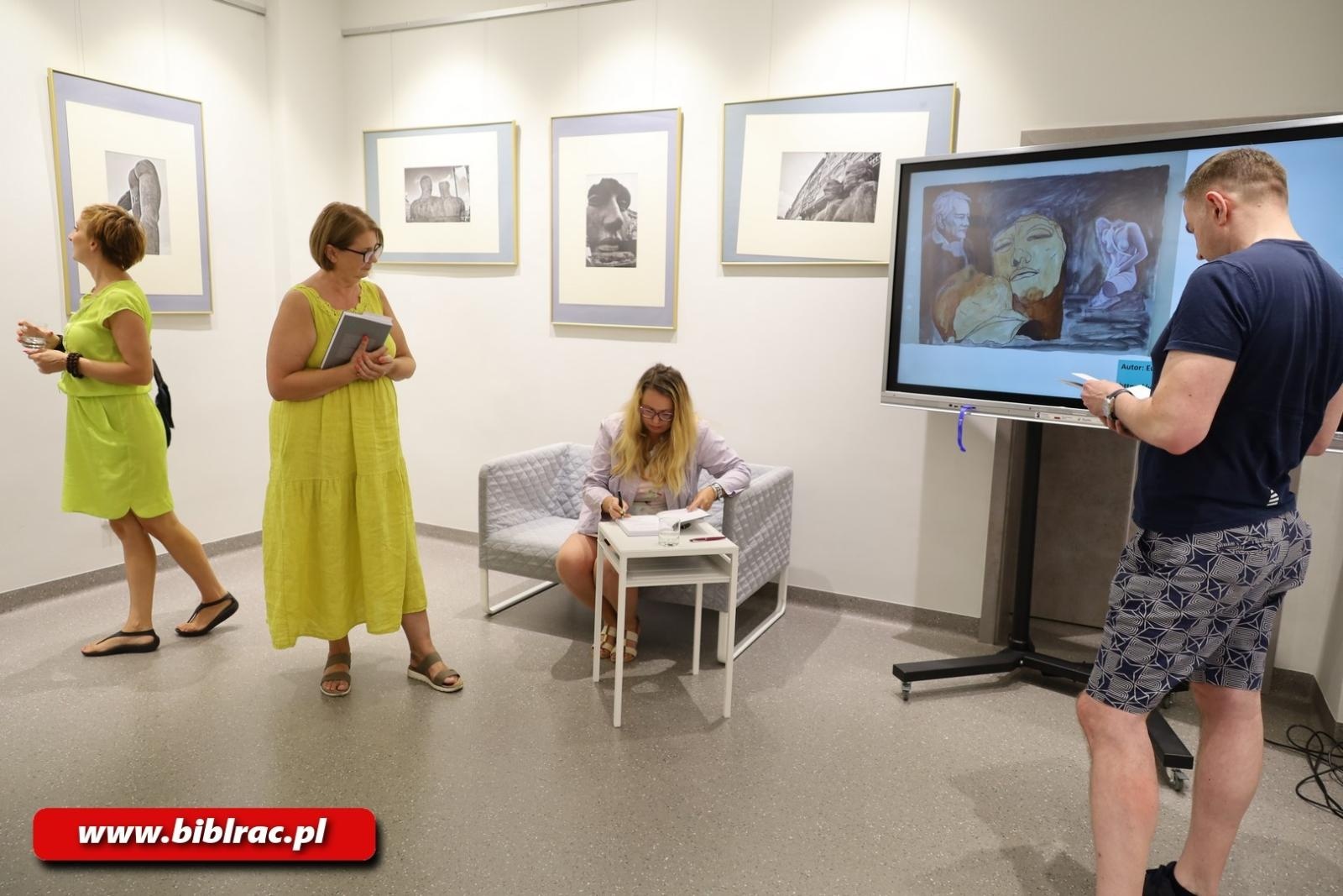 Zdjęcie w galerii na portalu naszraciborz.pl: Mitoraj w Krakowie… Mitoraj w Raciborzu. W bibliotece otwarto nową wystawę wiadomości z regionu