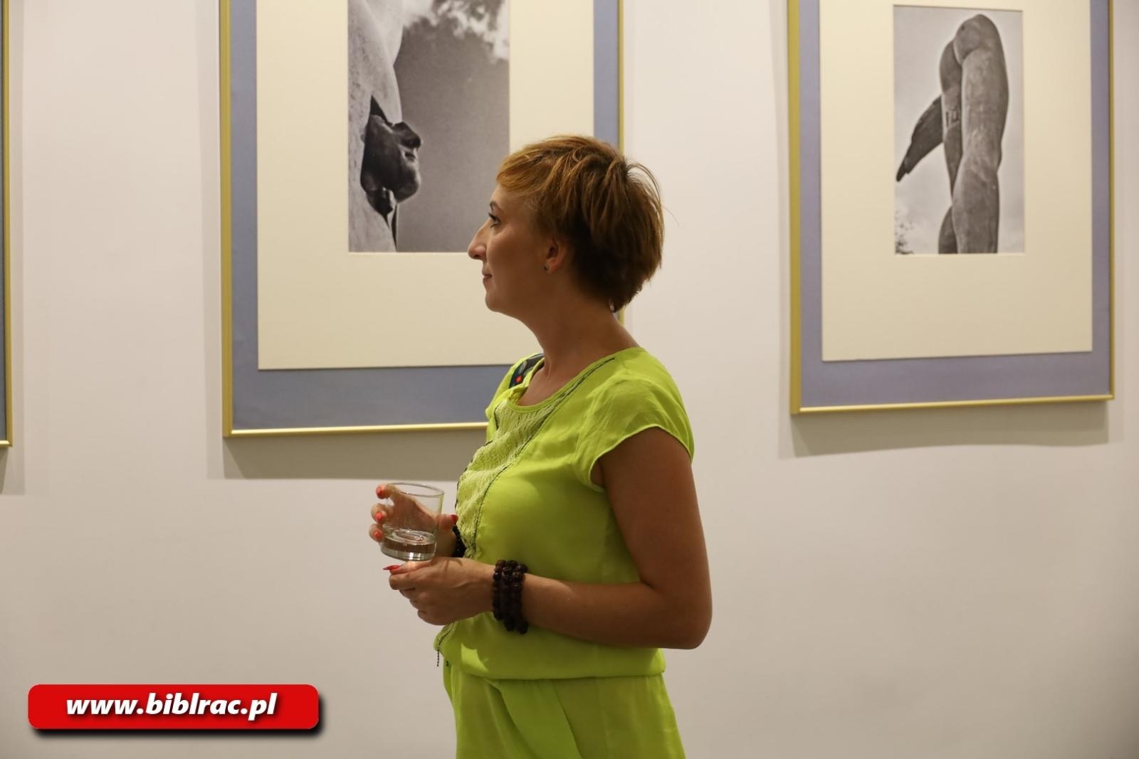 Zdjęcie w galerii na portalu naszraciborz.pl: Mitoraj w Krakowie… Mitoraj w Raciborzu. W bibliotece otwarto nową wystawę wiadomości z regionu