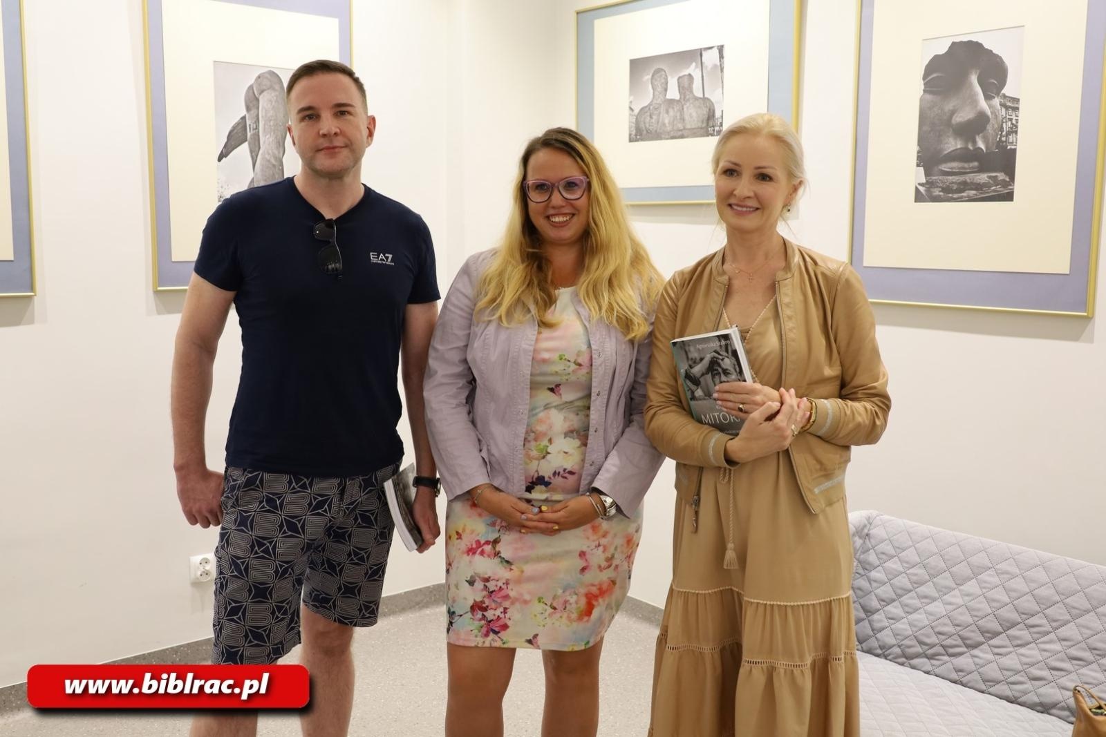 Zdjęcie w galerii na portalu naszraciborz.pl: Mitoraj w Krakowie… Mitoraj w Raciborzu. W bibliotece otwarto nową wystawę wiadomości z regionu