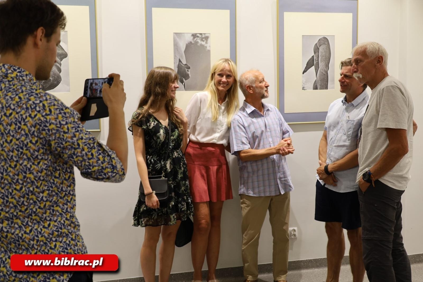 Zdjęcie w galerii na portalu naszraciborz.pl: Mitoraj w Krakowie… Mitoraj w Raciborzu. W bibliotece otwarto nową wystawę wiadomości z regionu