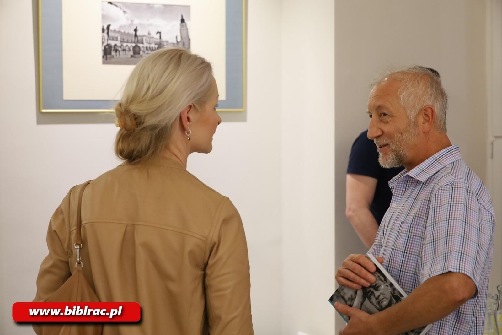 Zdjęcie w galerii na portalu naszraciborz.pl: Mitoraj w Krakowie… Mitoraj w Raciborzu. W bibliotece otwarto nową wystawę wiadomości z regionu