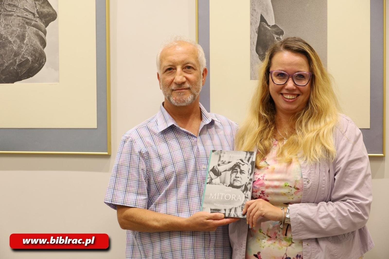 Zdjęcie w galerii na portalu naszraciborz.pl: Mitoraj w Krakowie… Mitoraj w Raciborzu. W bibliotece otwarto nową wystawę wiadomości z regionu