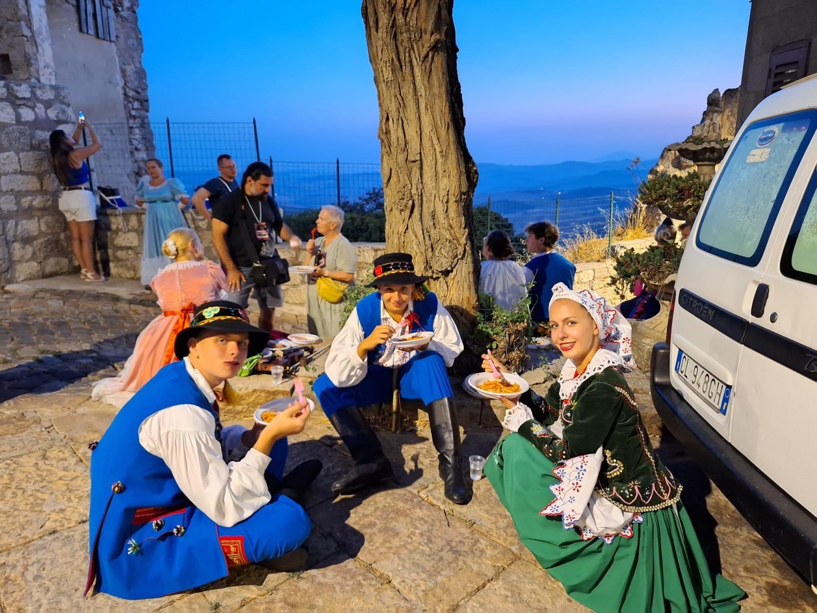 Zdjęcie w galerii na portalu naszraciborz.pl: Setny zagraniczny wyjazd zespołu Raciborzanie. Tym razem celem Sycylia wiadomości z regionu