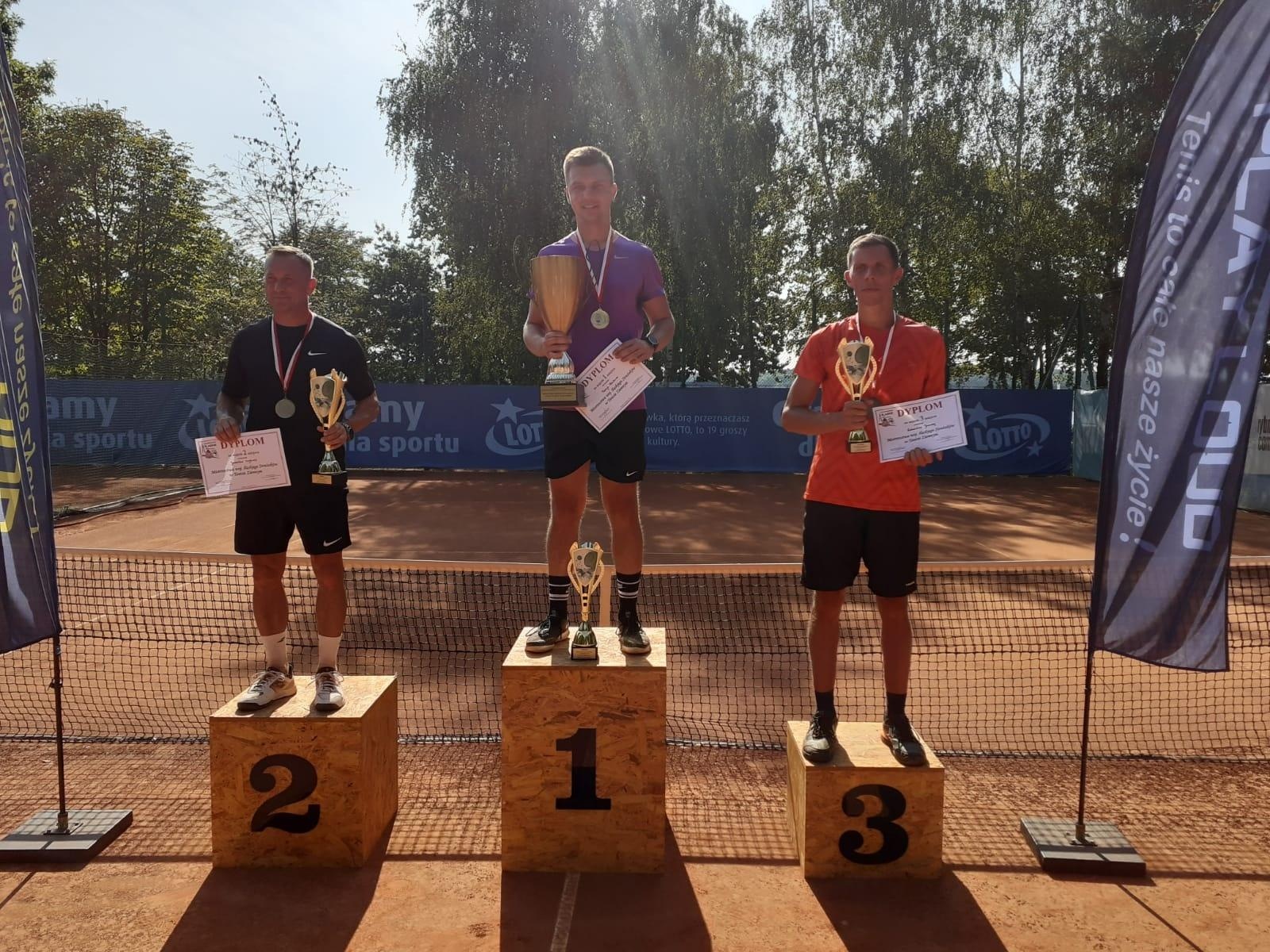 Zdjęcie w galerii na portalu naszraciborz.pl: Strażacka rywalizacja w tenisie. Komendant z Raciborza na podium wiadomości z regionu