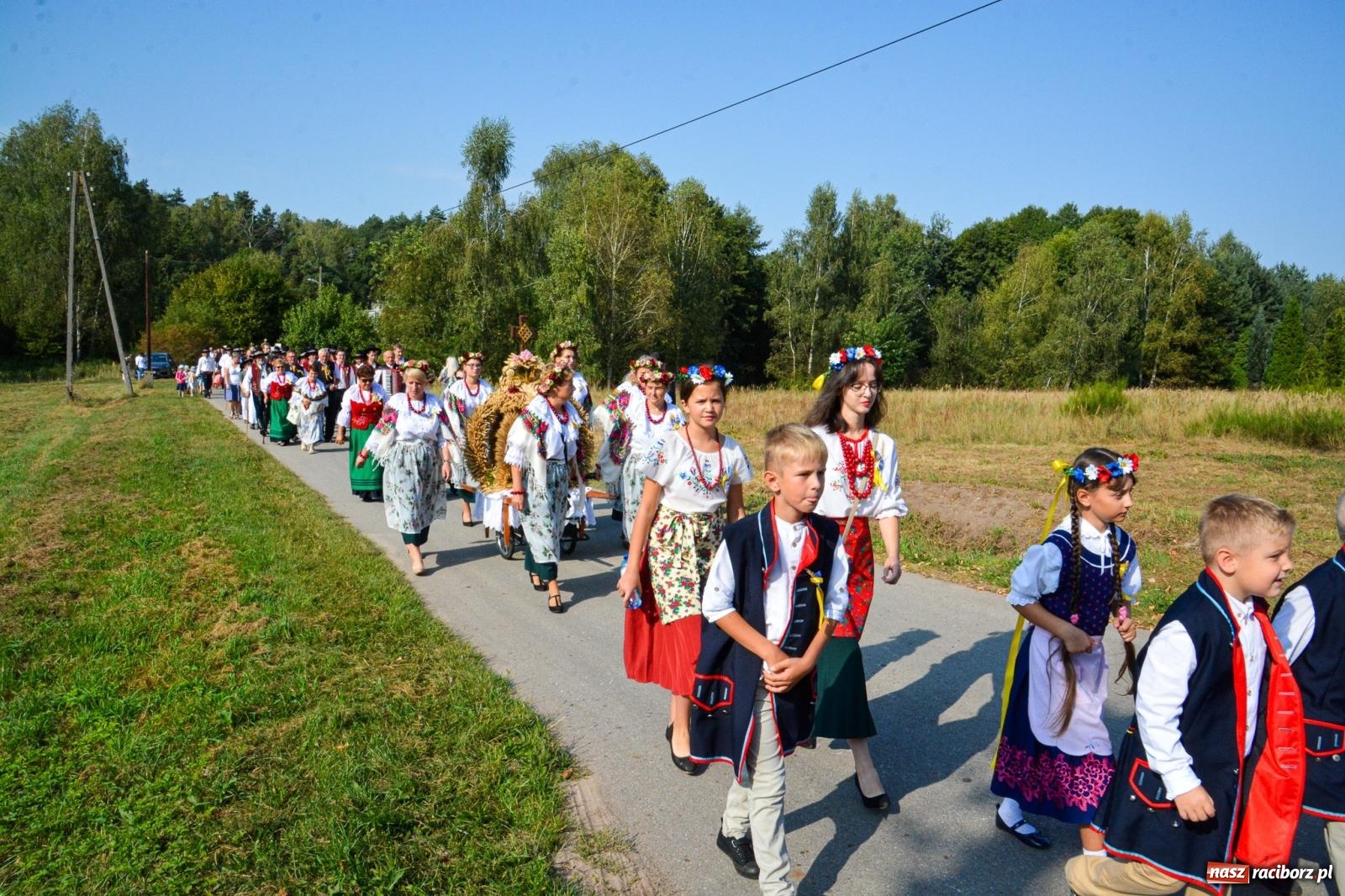 Zdjęcie w galerii na portalu naszraciborz.pl: Dożynki Gminy Kuźnia Raciborska: Festiwal tradycji i kultury ponad granicami wiadomości z regionu