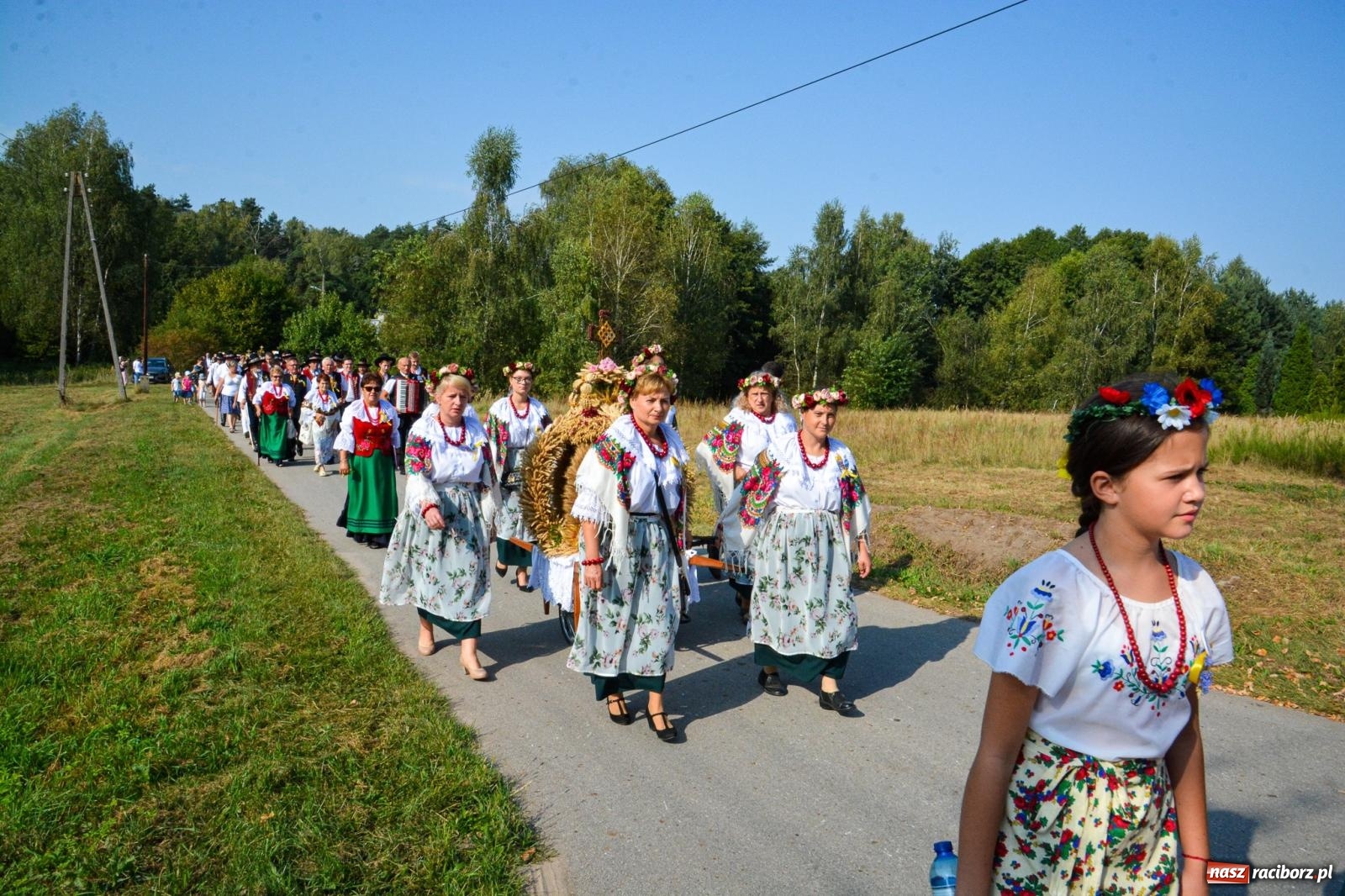 Zdjęcie w galerii na portalu naszraciborz.pl: Dożynki Gminy Kuźnia Raciborska: Festiwal tradycji i kultury ponad granicami wiadomości z regionu