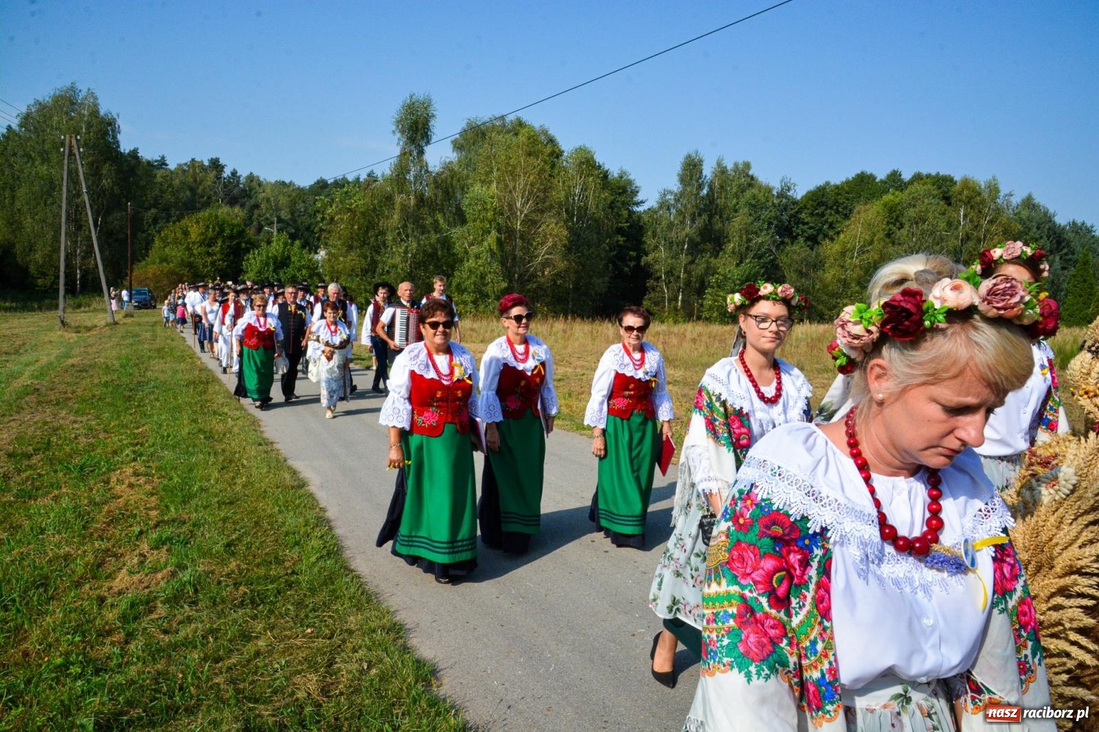 Zdjęcie w galerii na portalu naszraciborz.pl: Dożynki Gminy Kuźnia Raciborska: Festiwal tradycji i kultury ponad granicami wiadomości z regionu